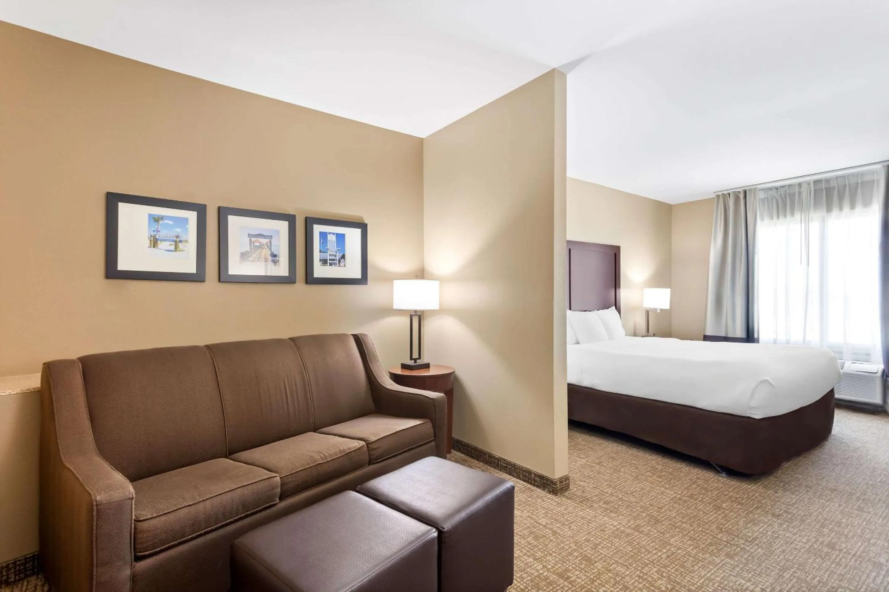Bedroom, Bed in Comfort Suites