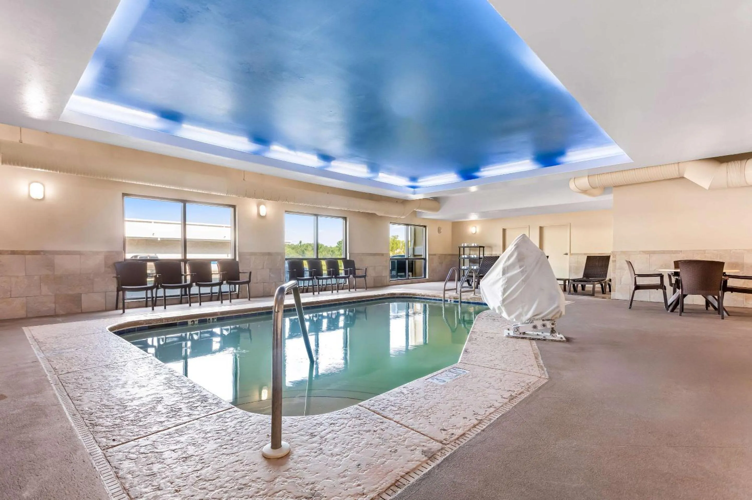 Swimming pool in Comfort Suites
