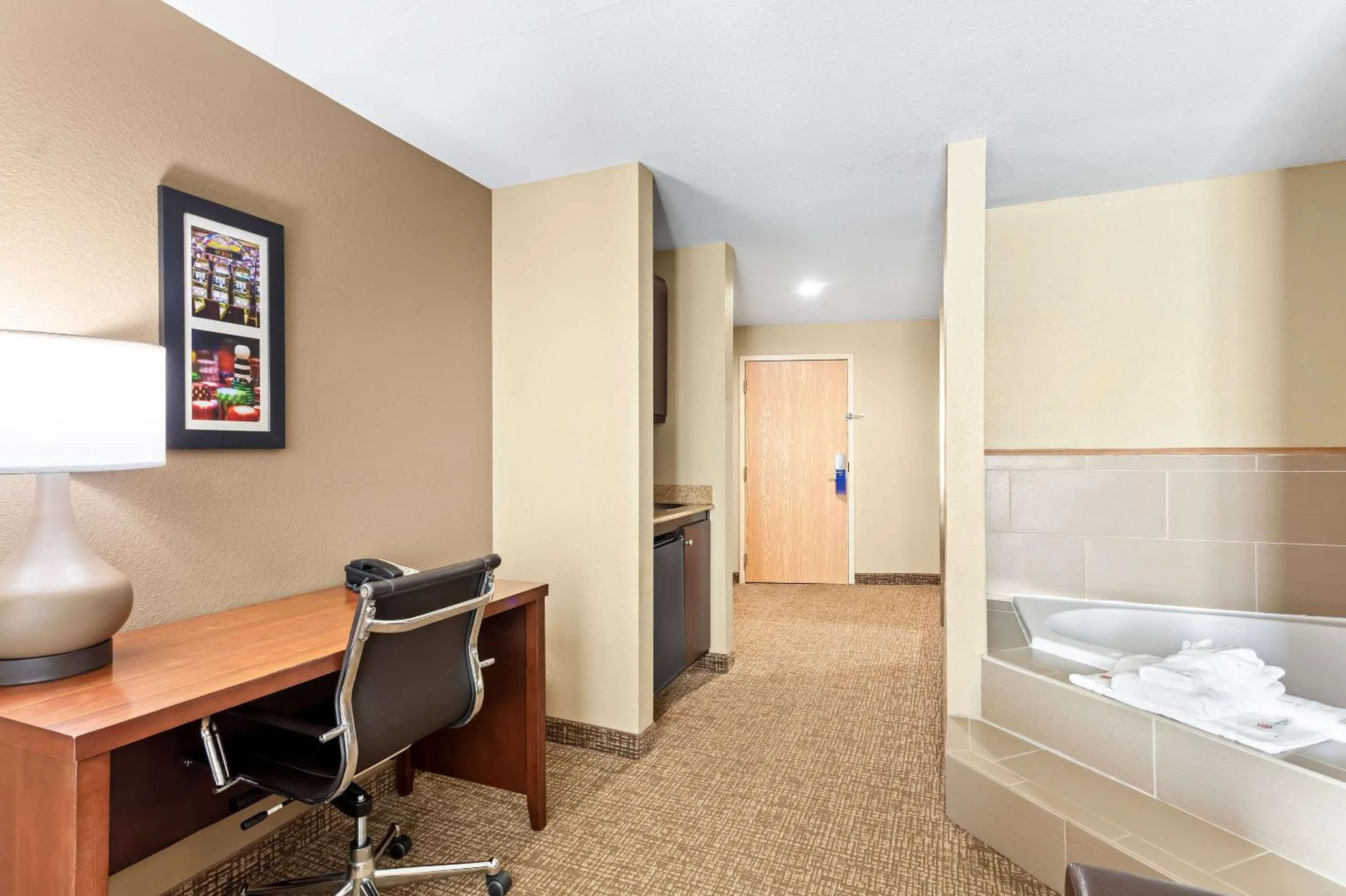 Bedroom, Bed in Comfort Suites