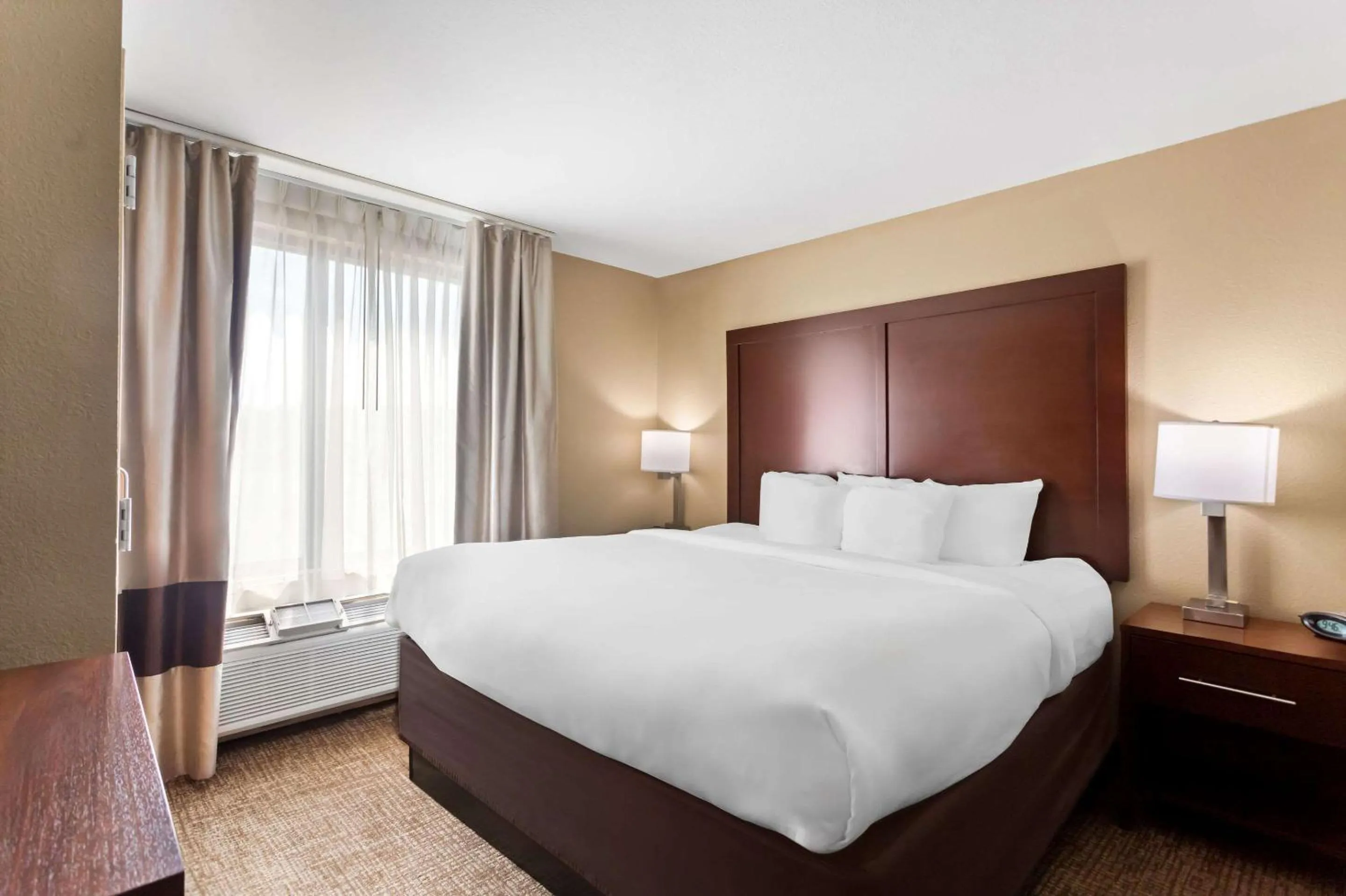 Bedroom, Bed in Comfort Suites