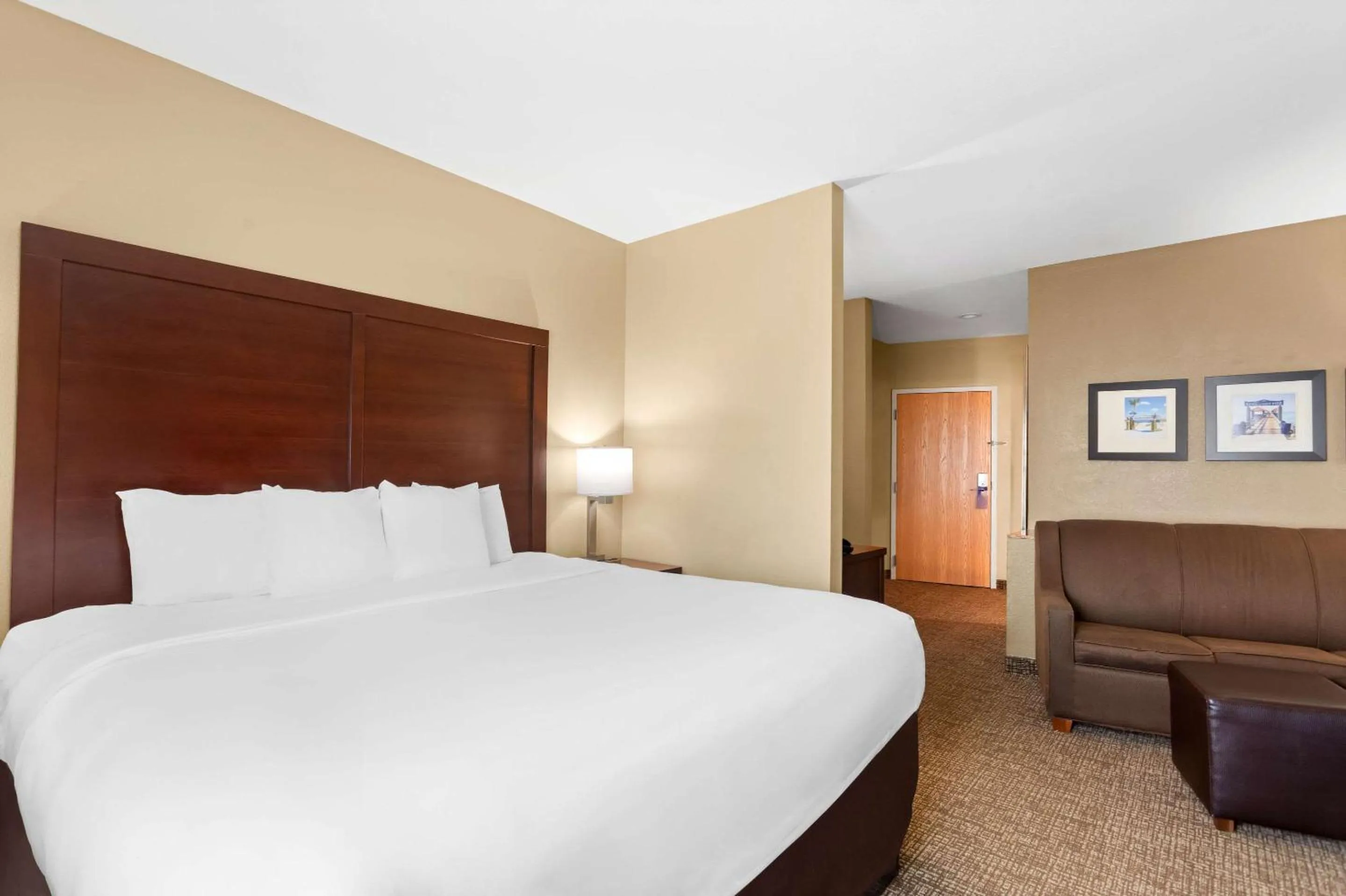 Bedroom, Bed in Comfort Suites