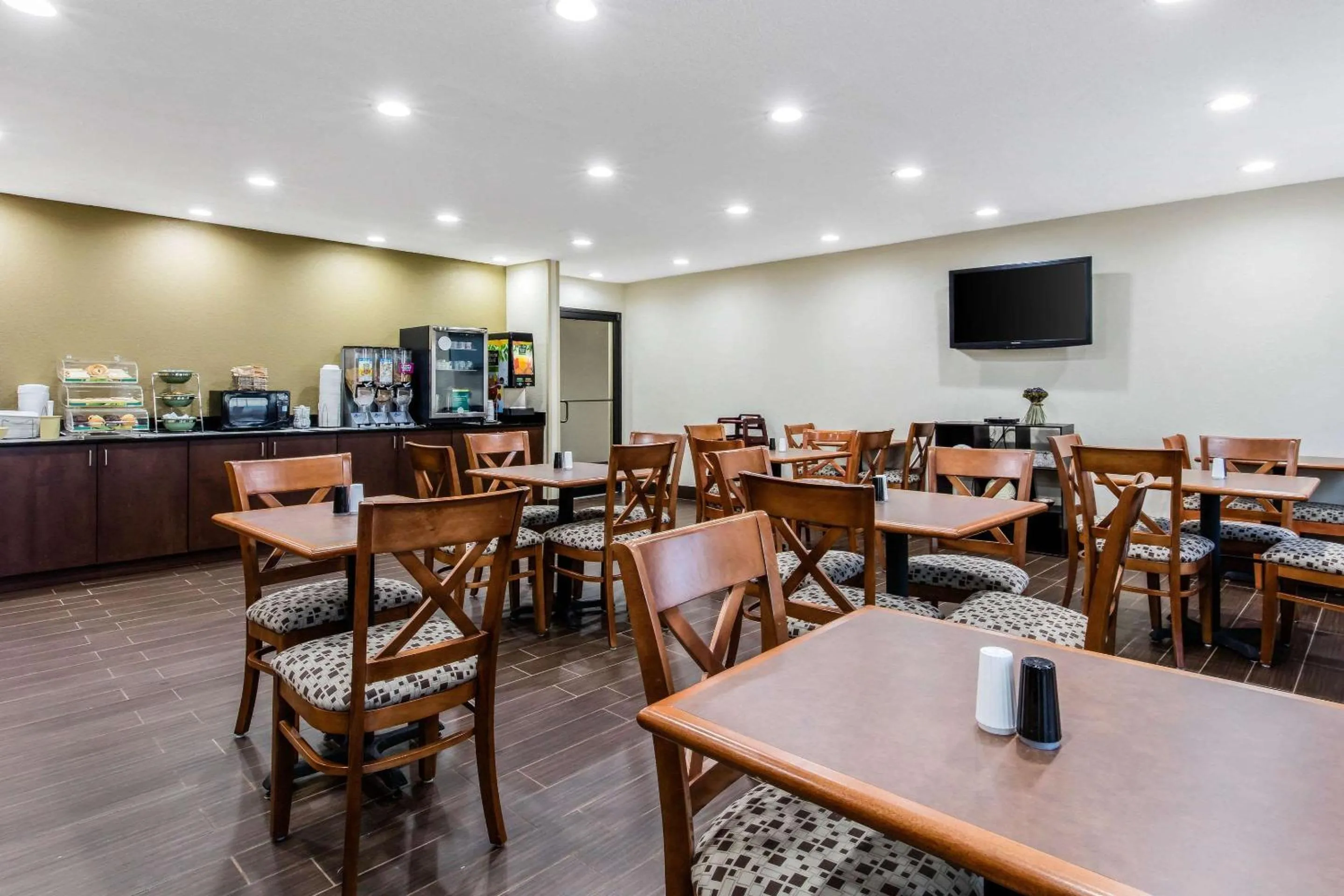 Restaurant/places to eat in Quality Inn