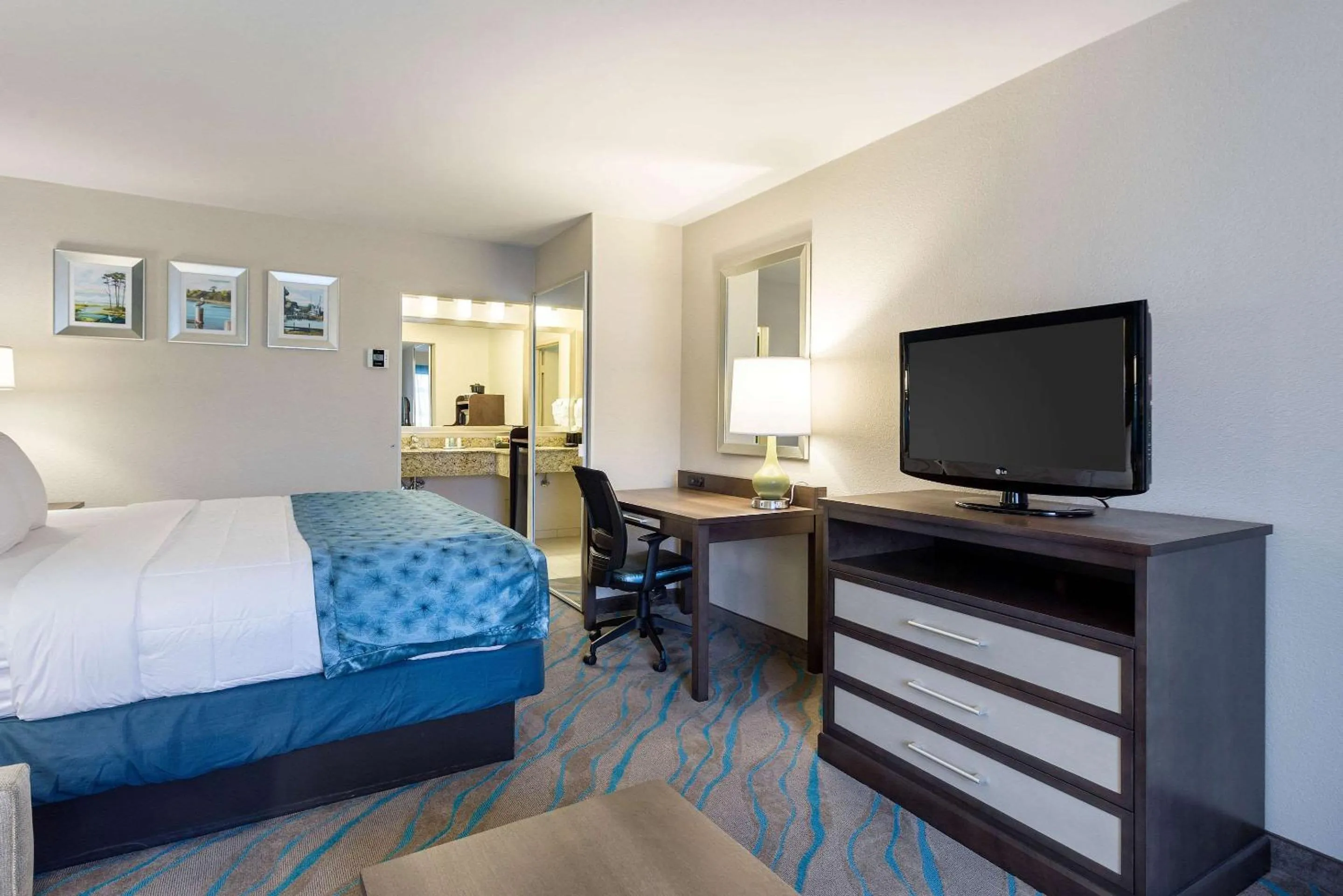 Photo of the whole room, Bed in Quality Inn Gulfport I-10