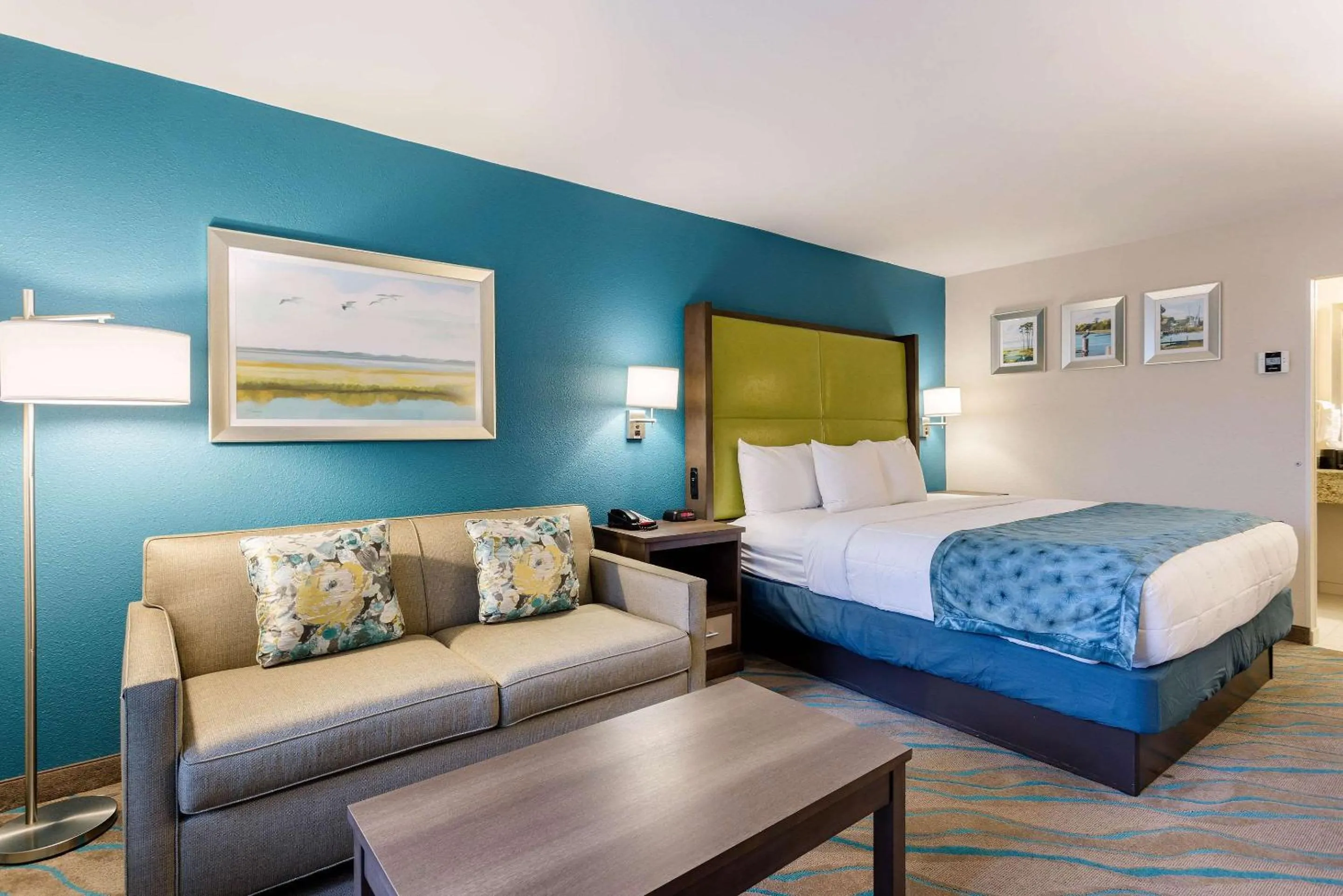 Photo of the whole room, Bed in Quality Inn Gulfport I-10