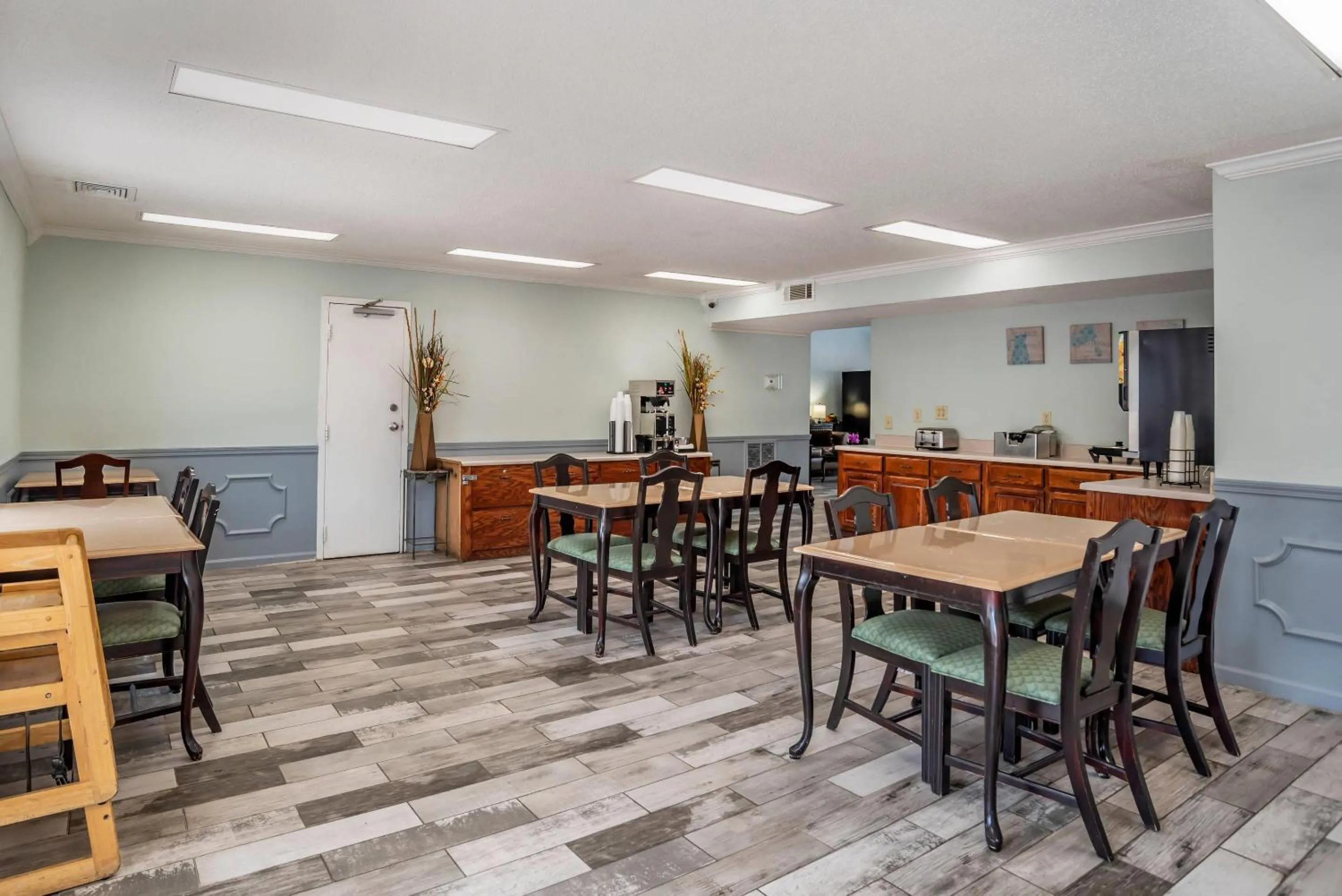 Breakfast in Econo Lodge Tupelo Barnes Crossing