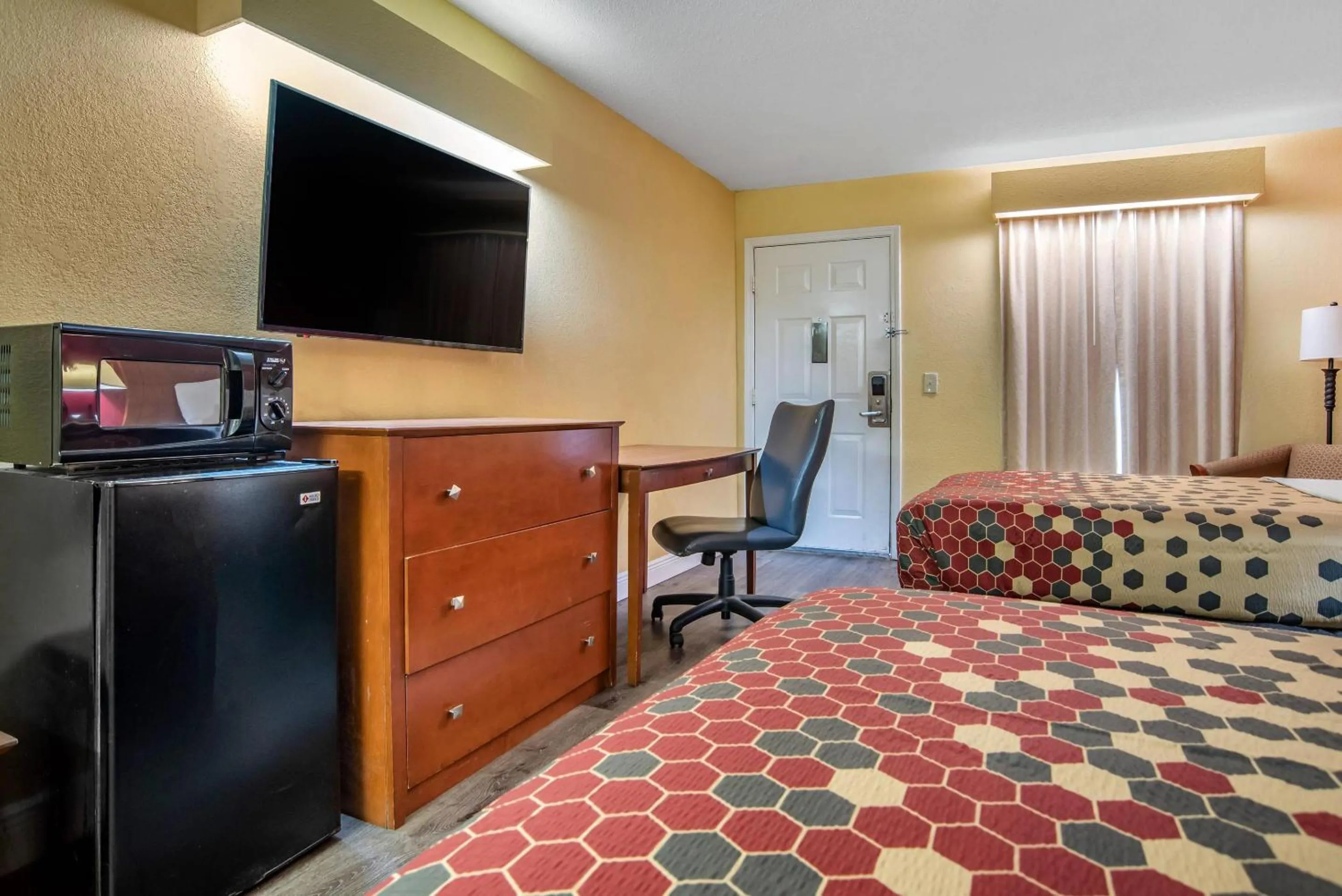 Bedroom, Bed in Econo Lodge Tupelo Barnes Crossing