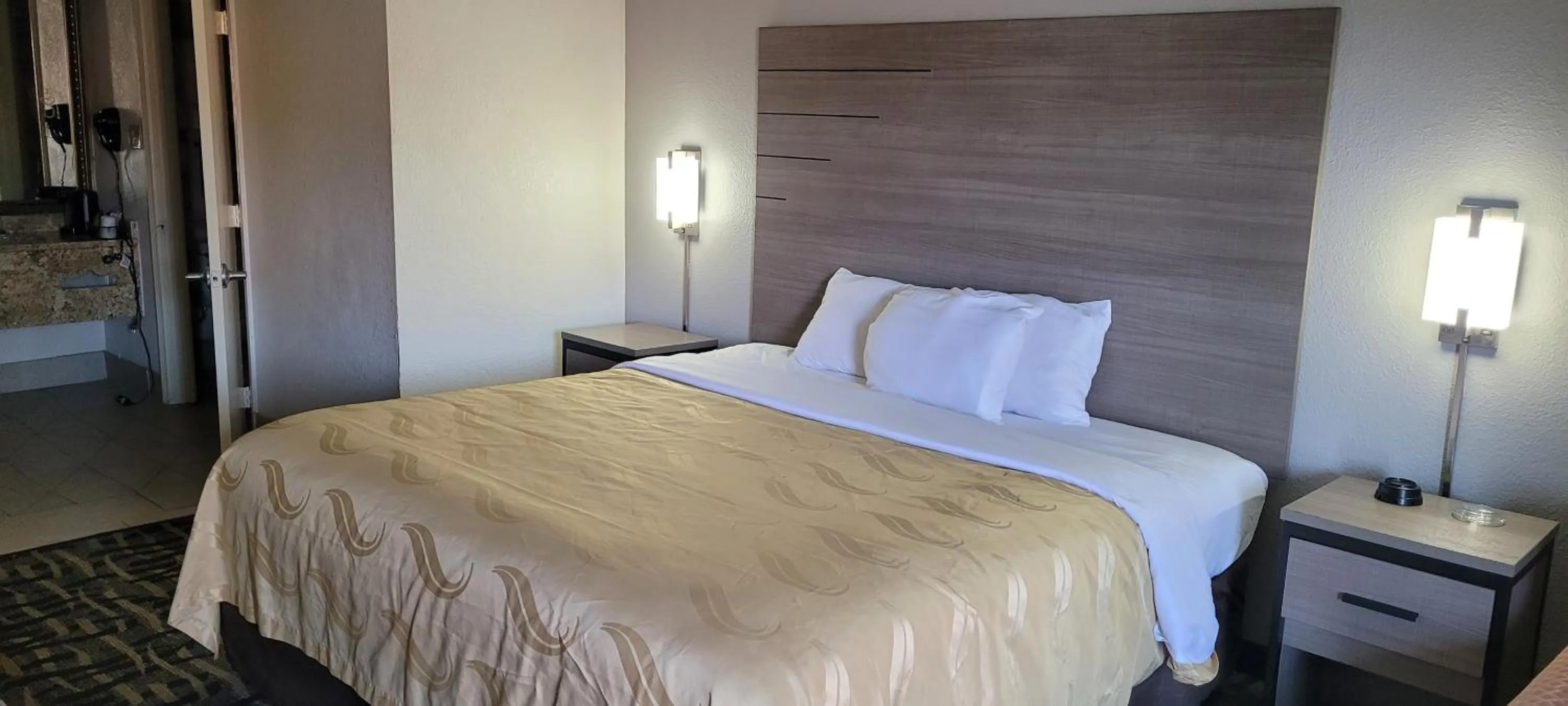 Bed in Motel 6 Jackson MS Southwest