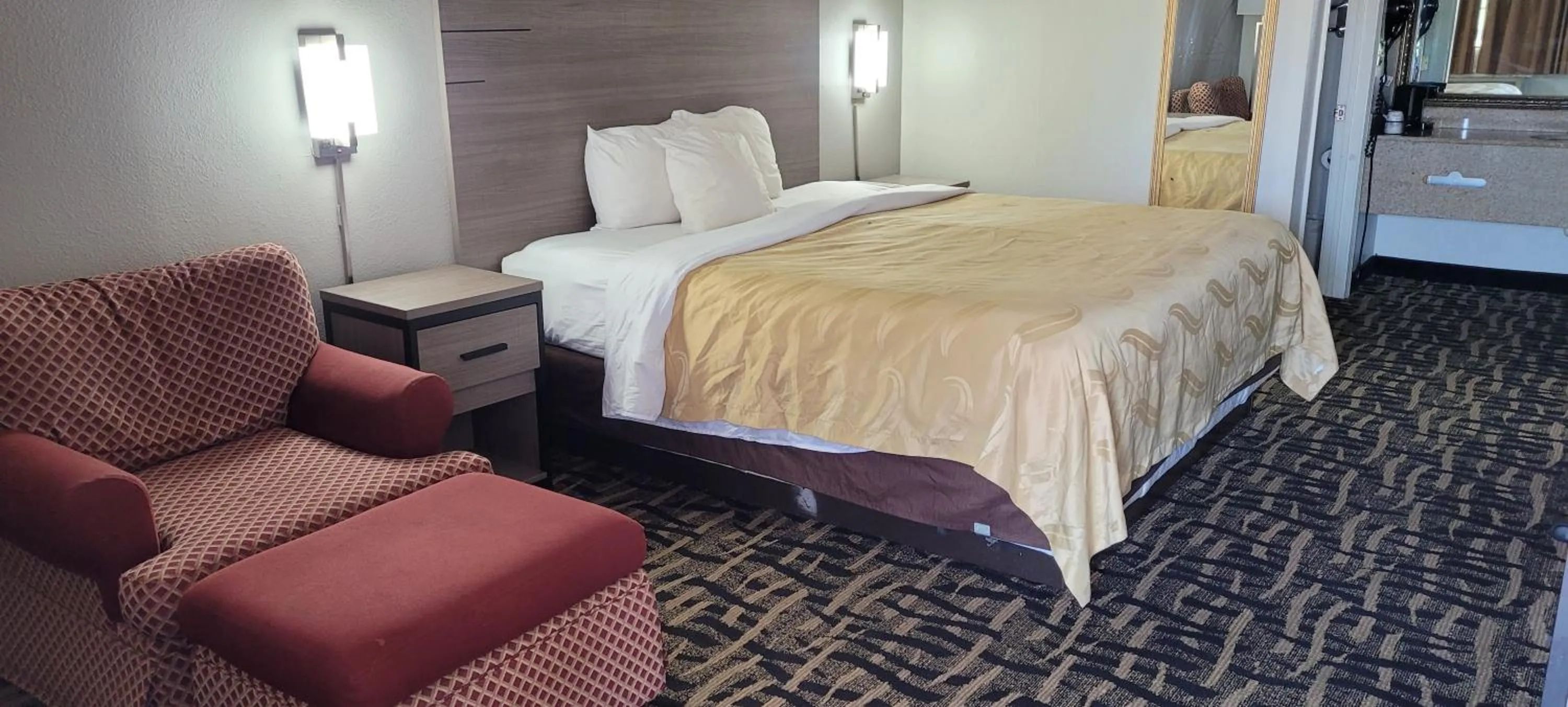 Bed in Motel 6 Jackson MS Southwest