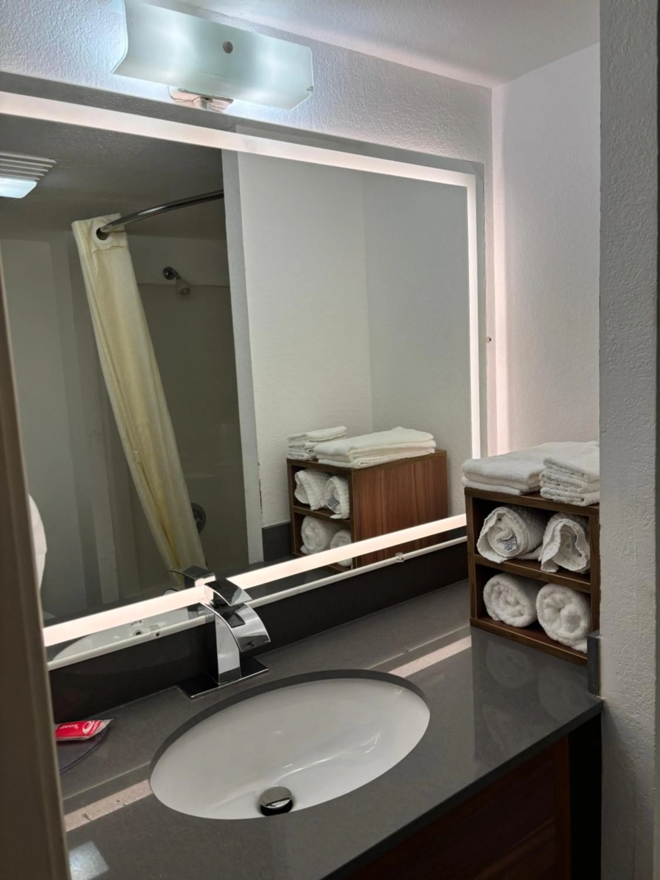 Bathroom in Econo Lodge Yazoo City