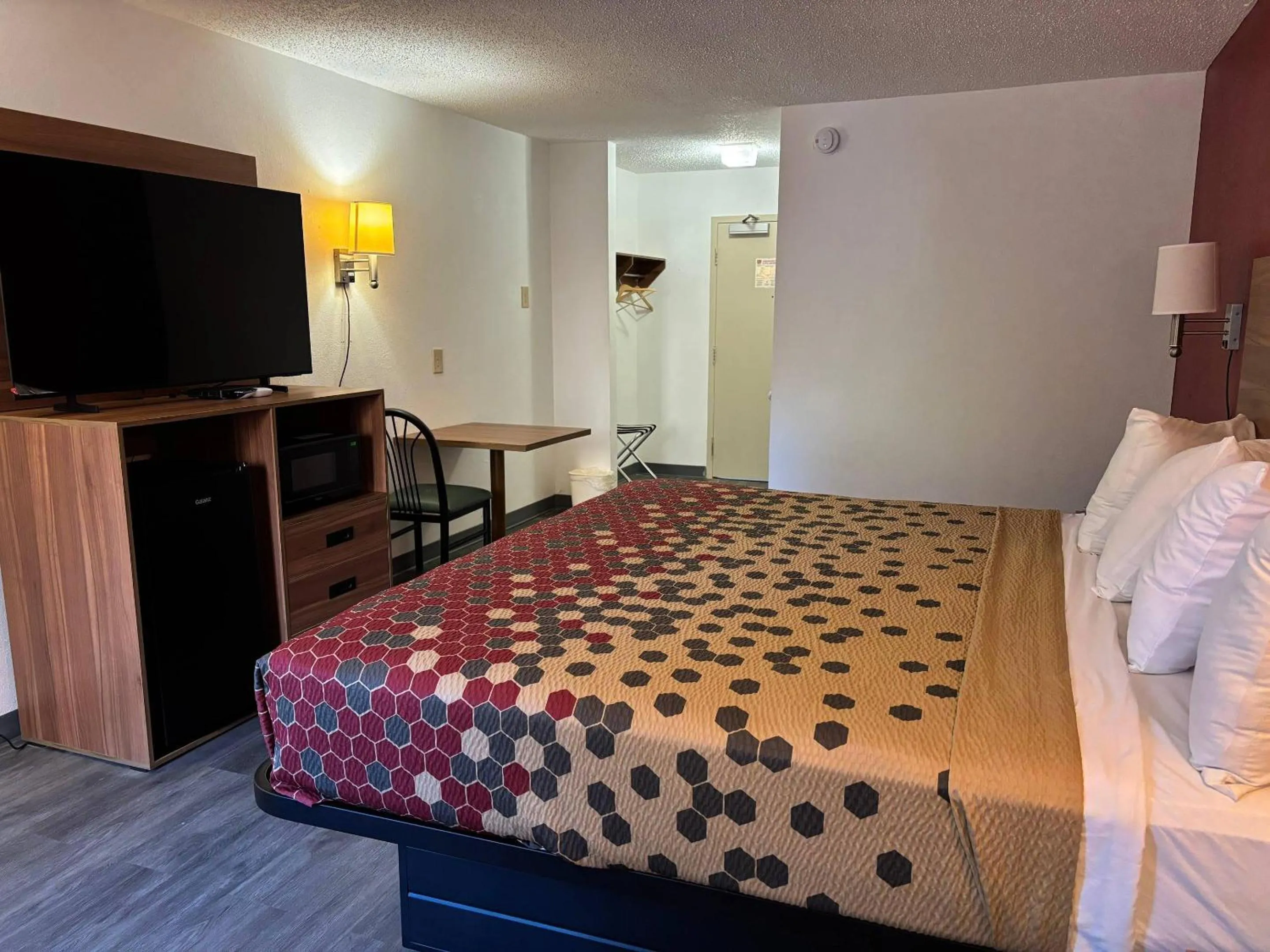 Bedroom, Bed in Econo Lodge Yazoo City