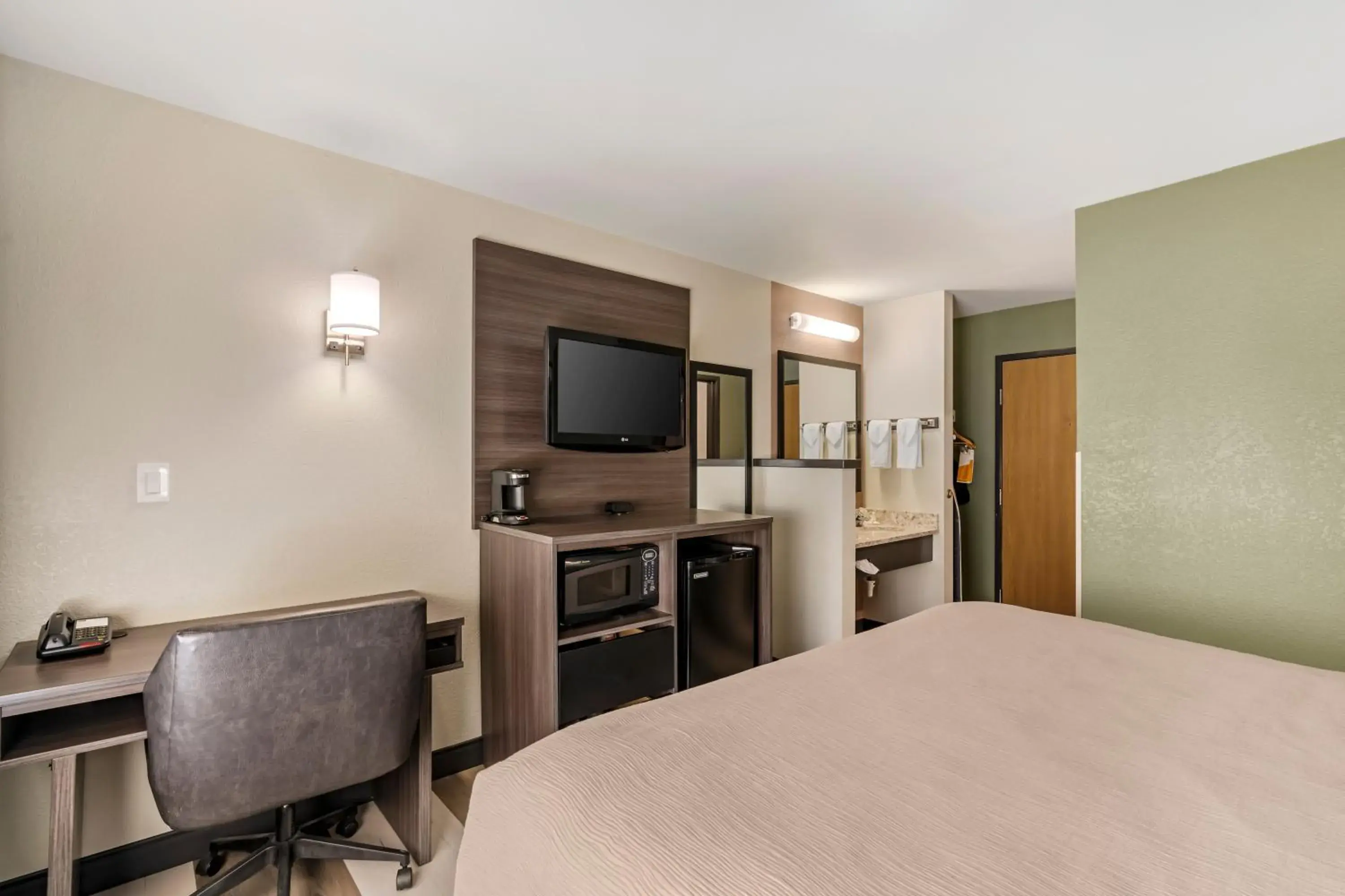 Standard King Room - Non-Smoking in Quality Inn Red Lodge Gateway To Yellowstone Standard King Room - Non-Smoking in Quality Inn Red Lodge Gateway To Yellowstone