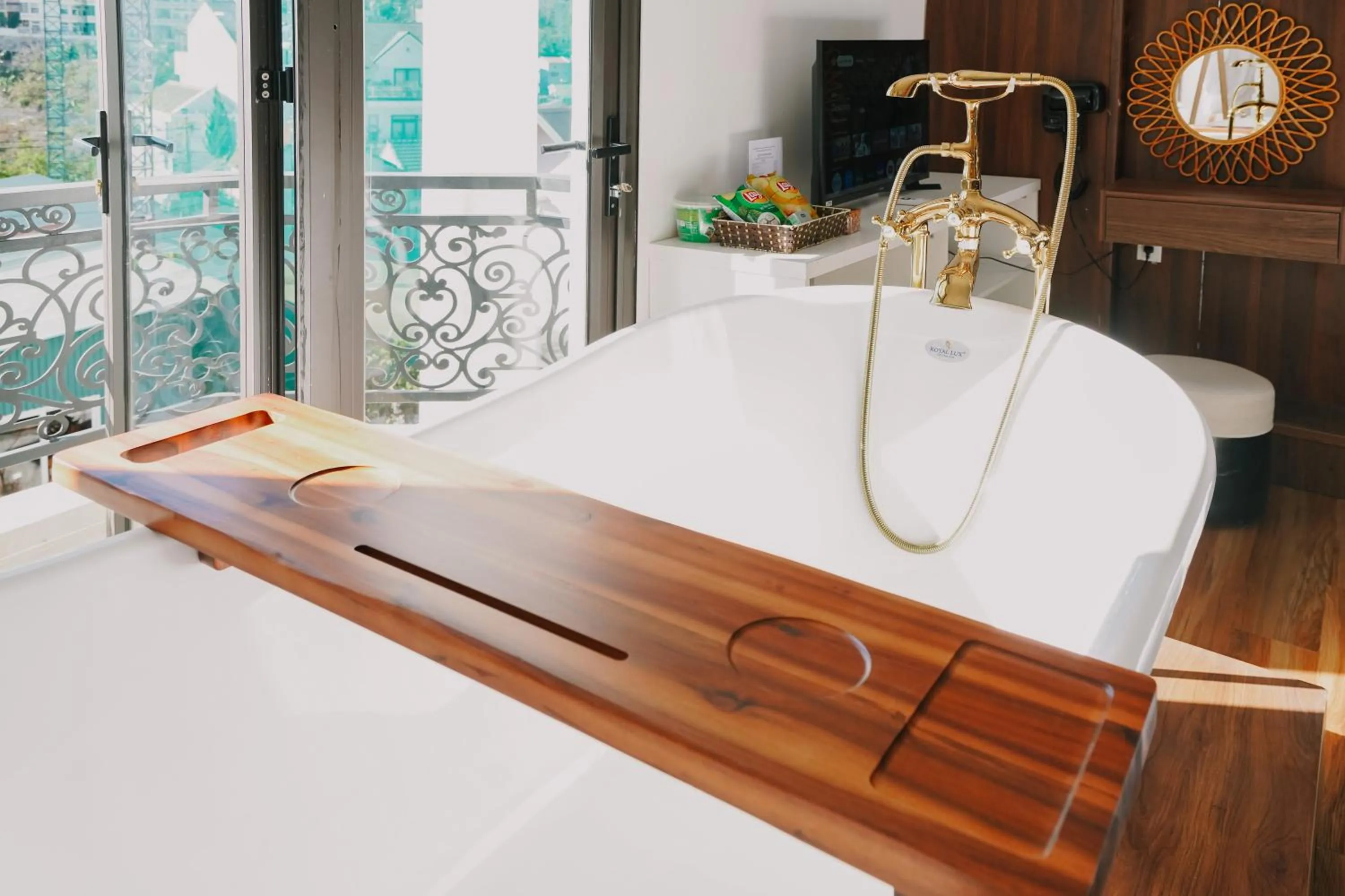 Bath, Bed in Ngàn Phố Studio & Love Hotel