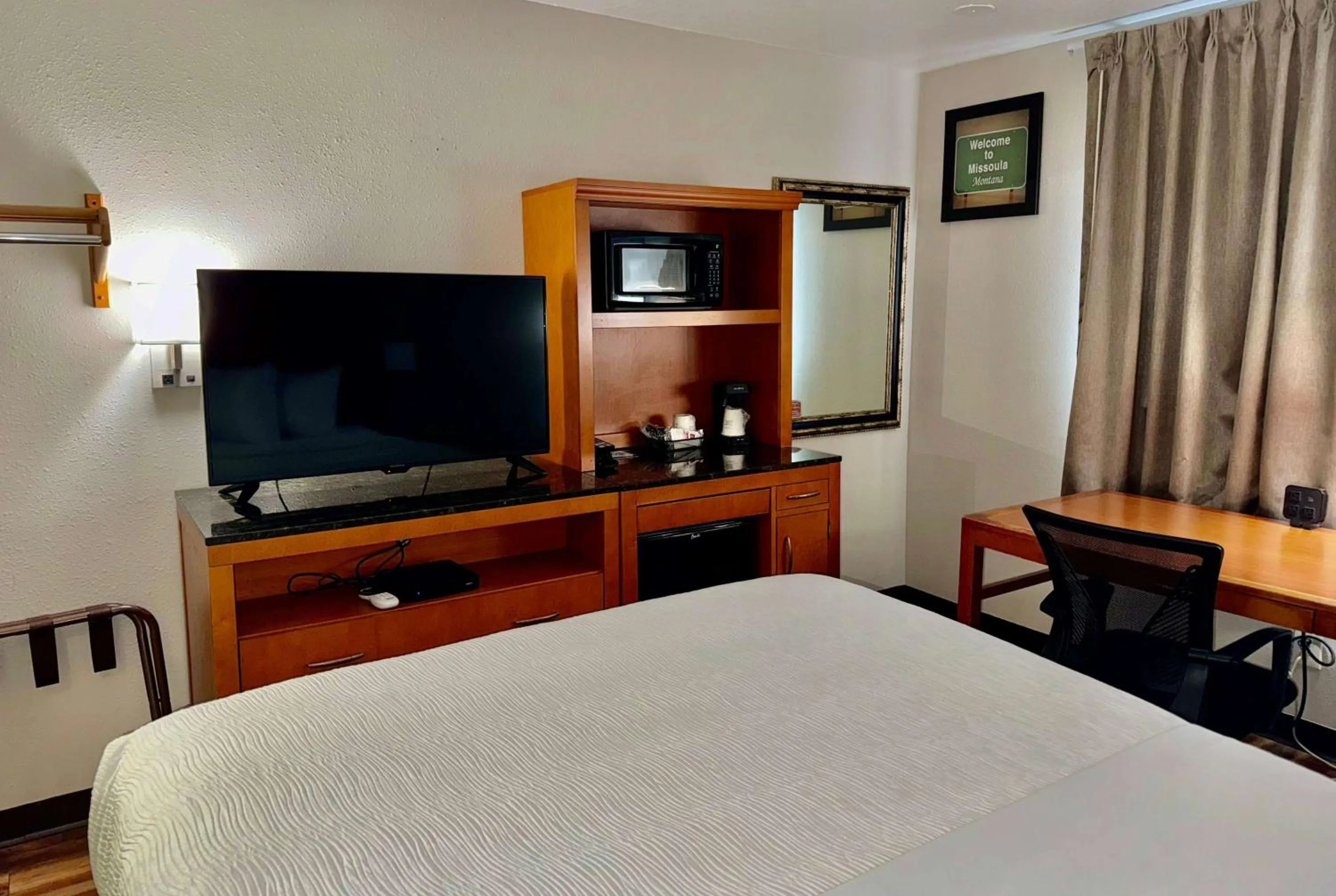 Photo of the whole room, Bed in Econo Lodge Missoula