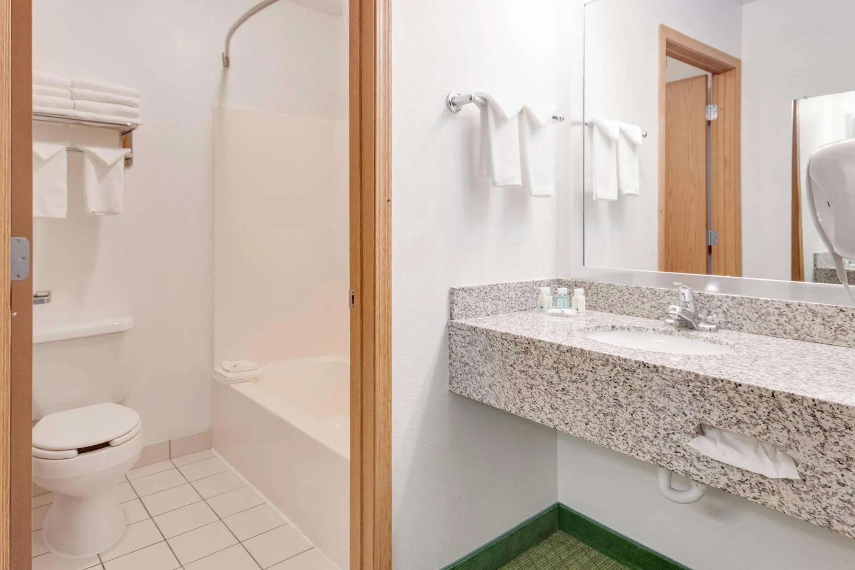 Bathroom in Quality Inn Belgrade - Bozeman Yellowstone Airport