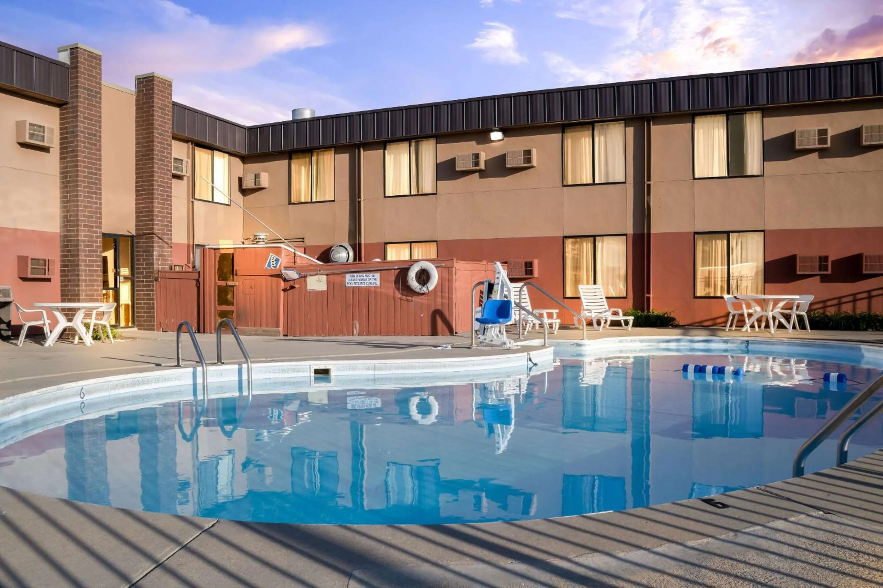 Swimming pool in Econo Lodge Billings