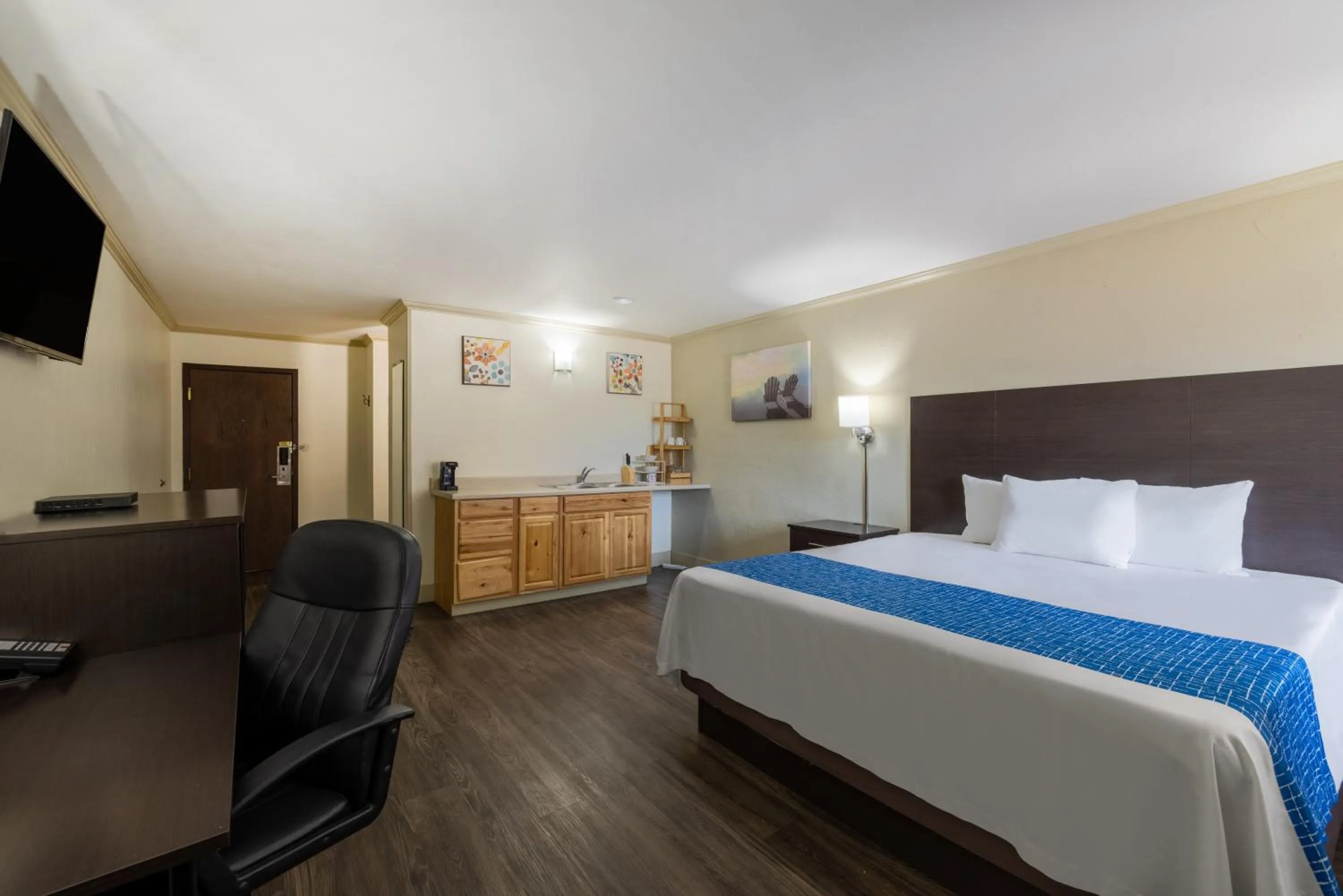 Bedroom, Bed in Travelodge by Wyndham Livingston