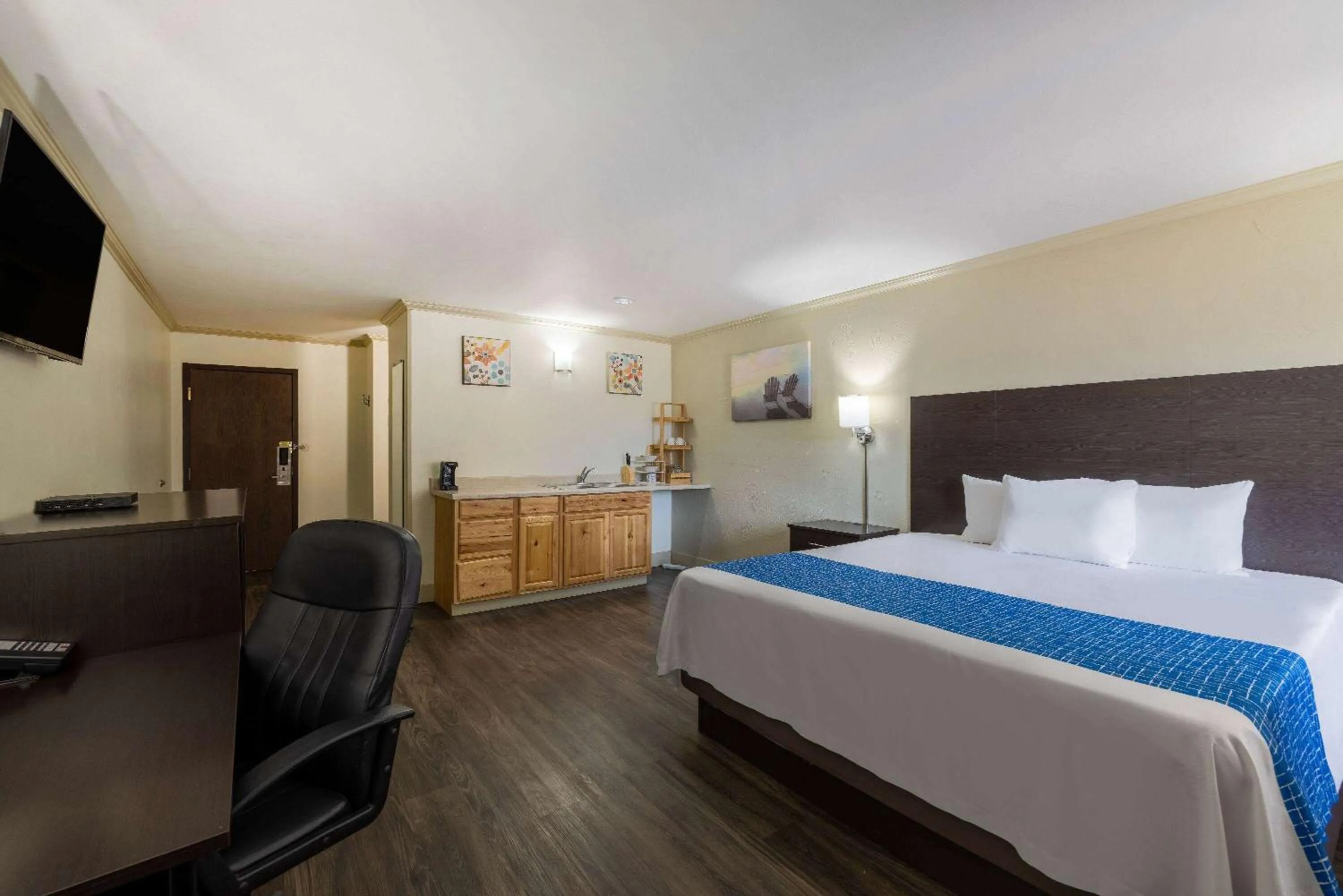 Bed in Travelodge by Wyndham Livingston