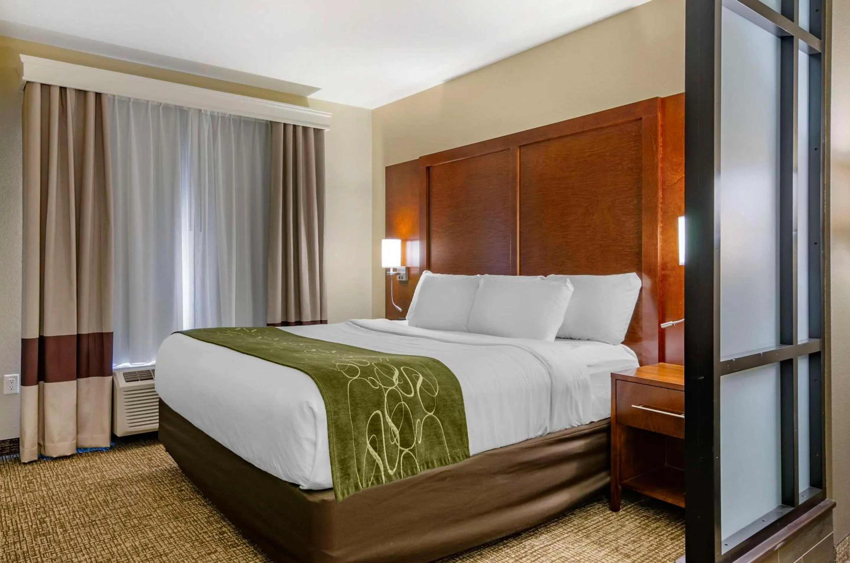 Bedroom, Bed in Comfort Suites Helena Airport