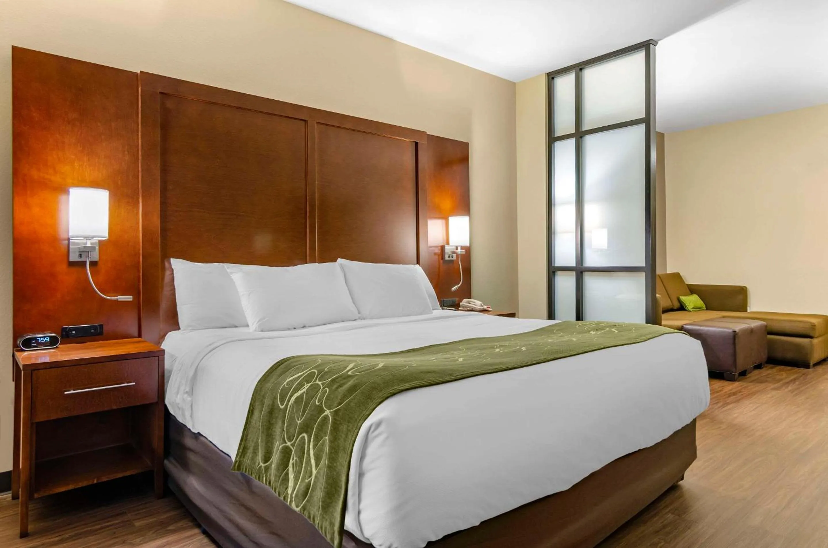 Bedroom, Bed in Comfort Suites Helena Airport