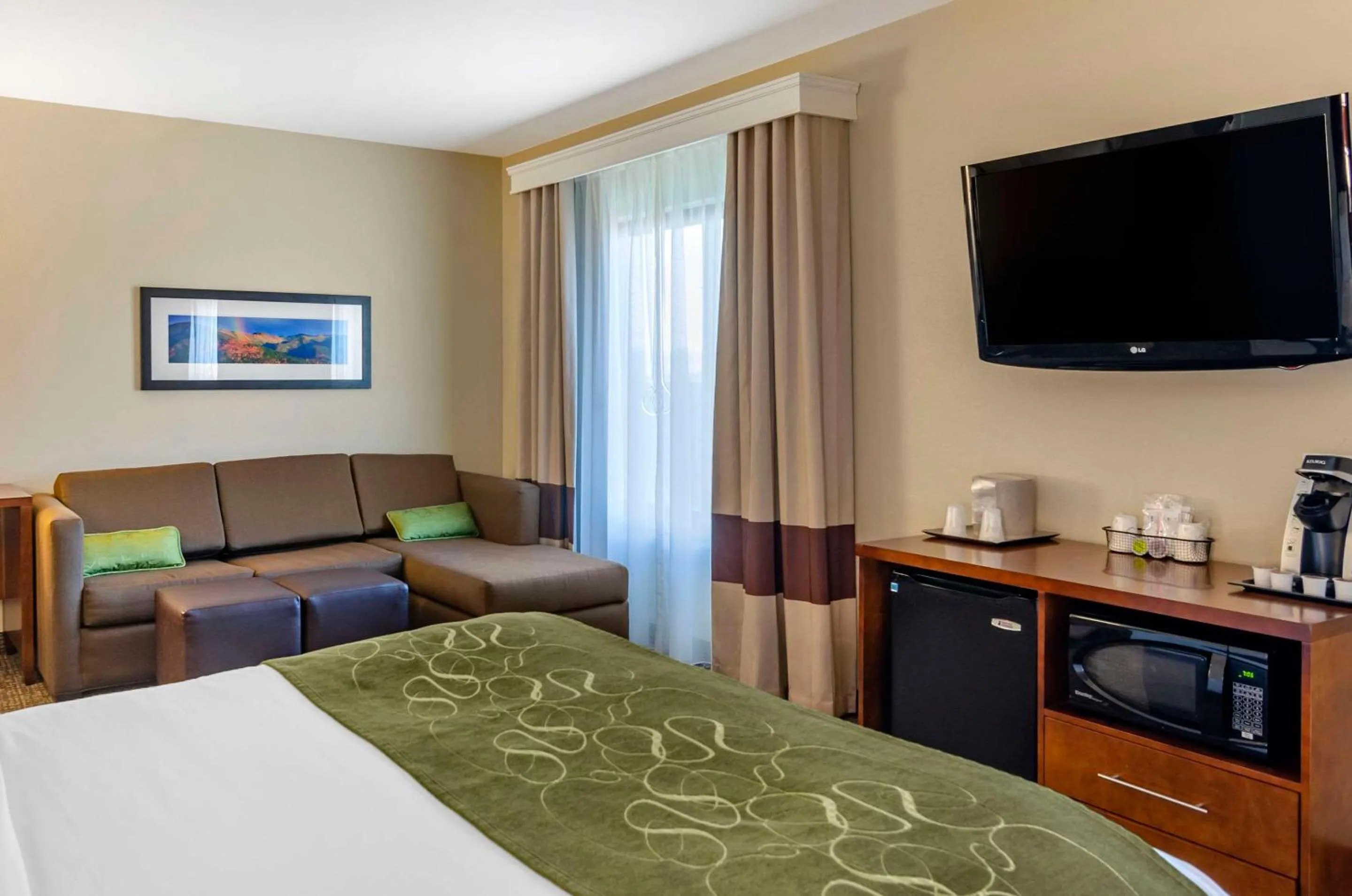 Bedroom, Bed in Comfort Suites Helena Airport