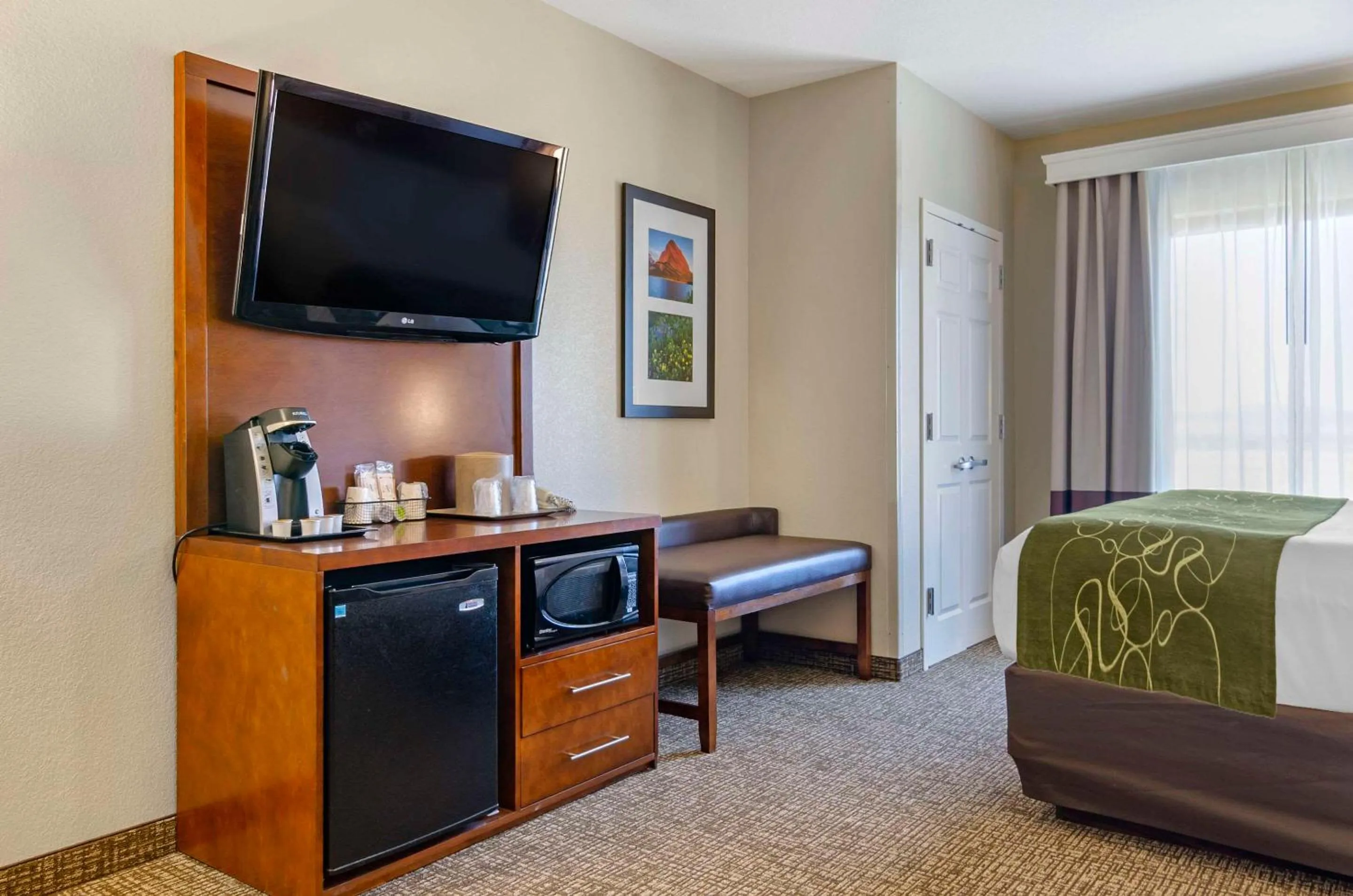 Bedroom, Bed in Comfort Suites Helena Airport