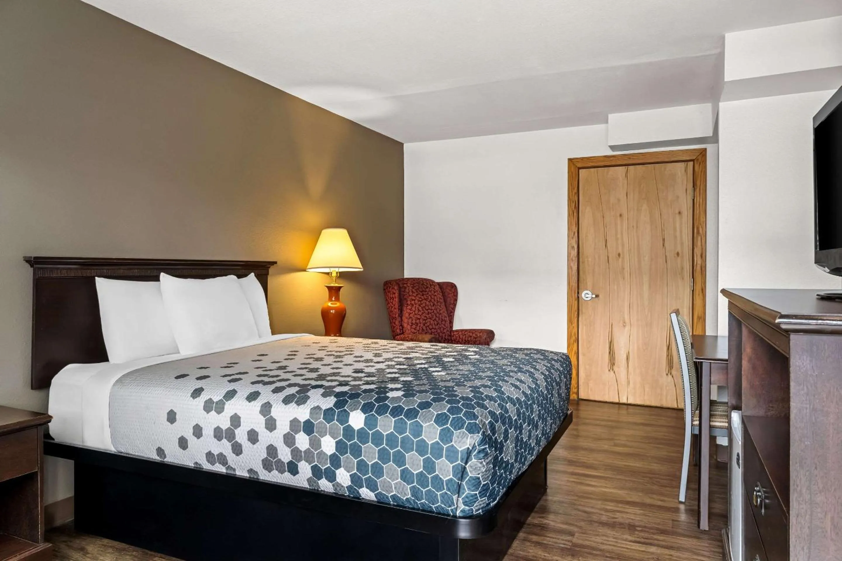 Bedroom, Bed in FairBridge Inn Express Billings Airport