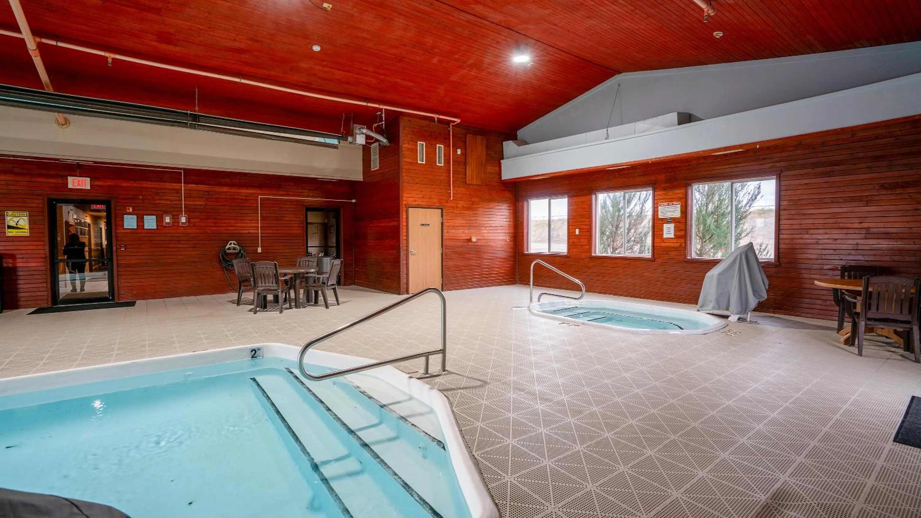 Swimming pool in Miles City Hotel