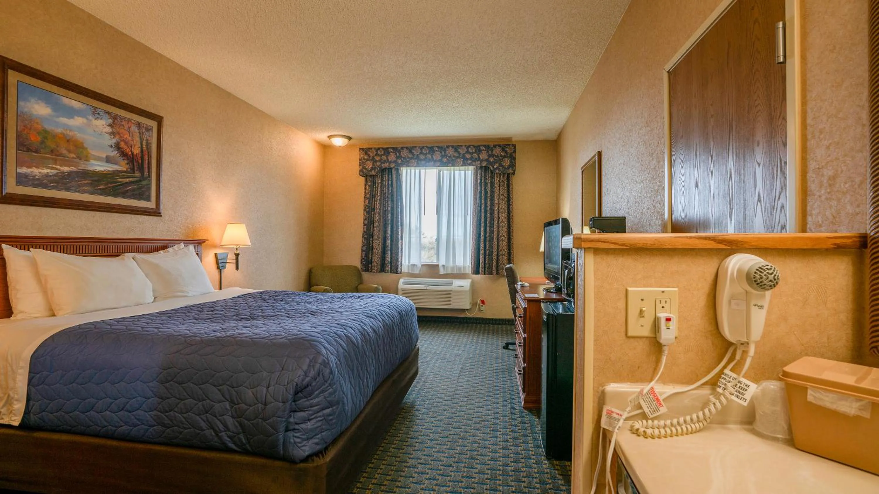 Photo of the whole room, Bed in Miles City Hotel