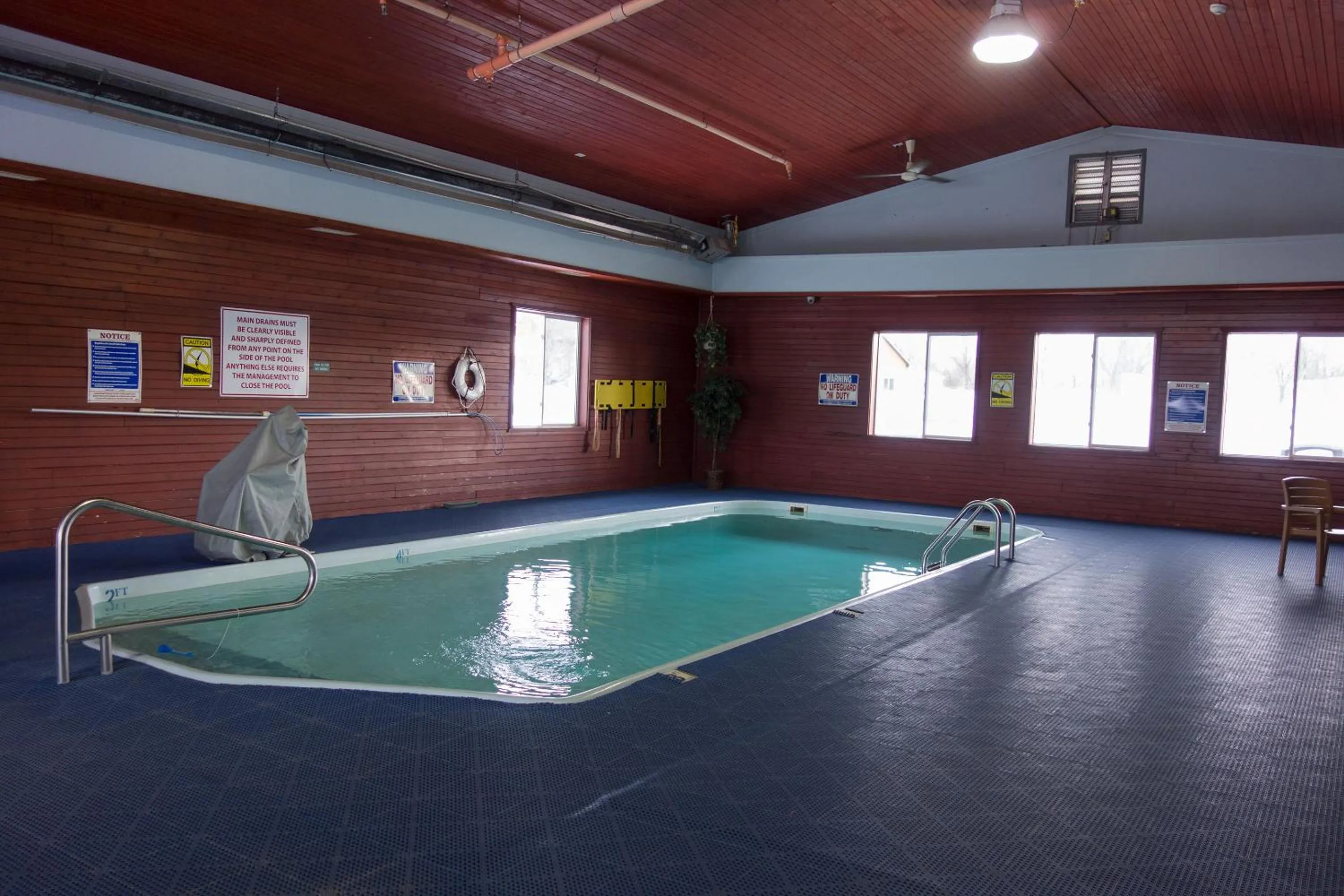 Swimming pool in Miles City Hotel