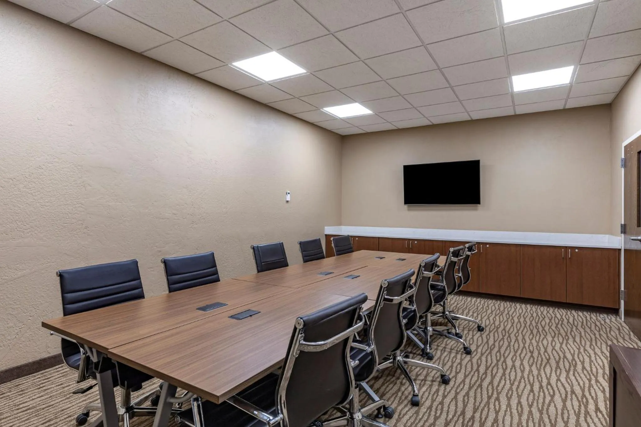Meeting/conference room in Garner Hotel Butte by IHG