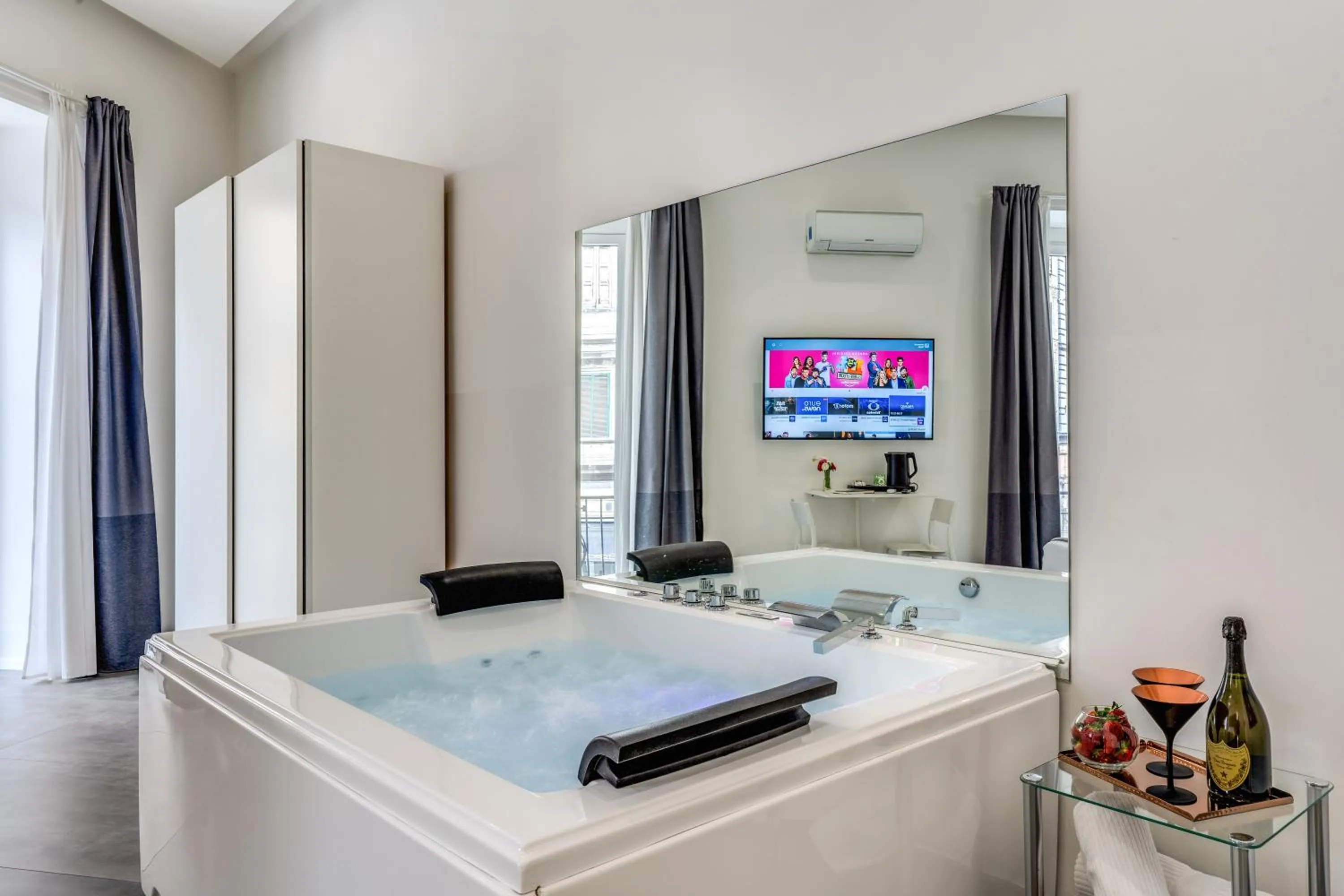 Hot Tub in Gallery Suite Naples