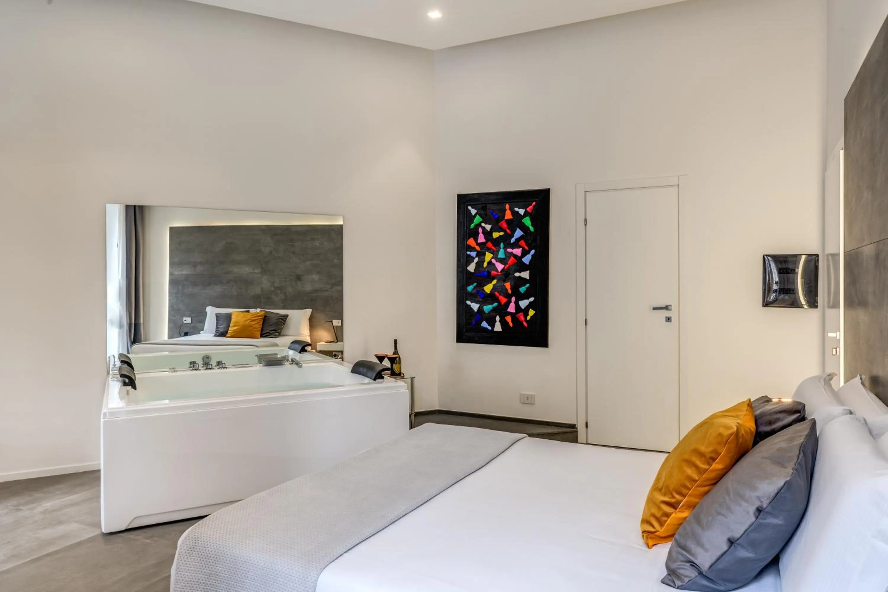 Hot Tub, Bed in Gallery Suite Naples