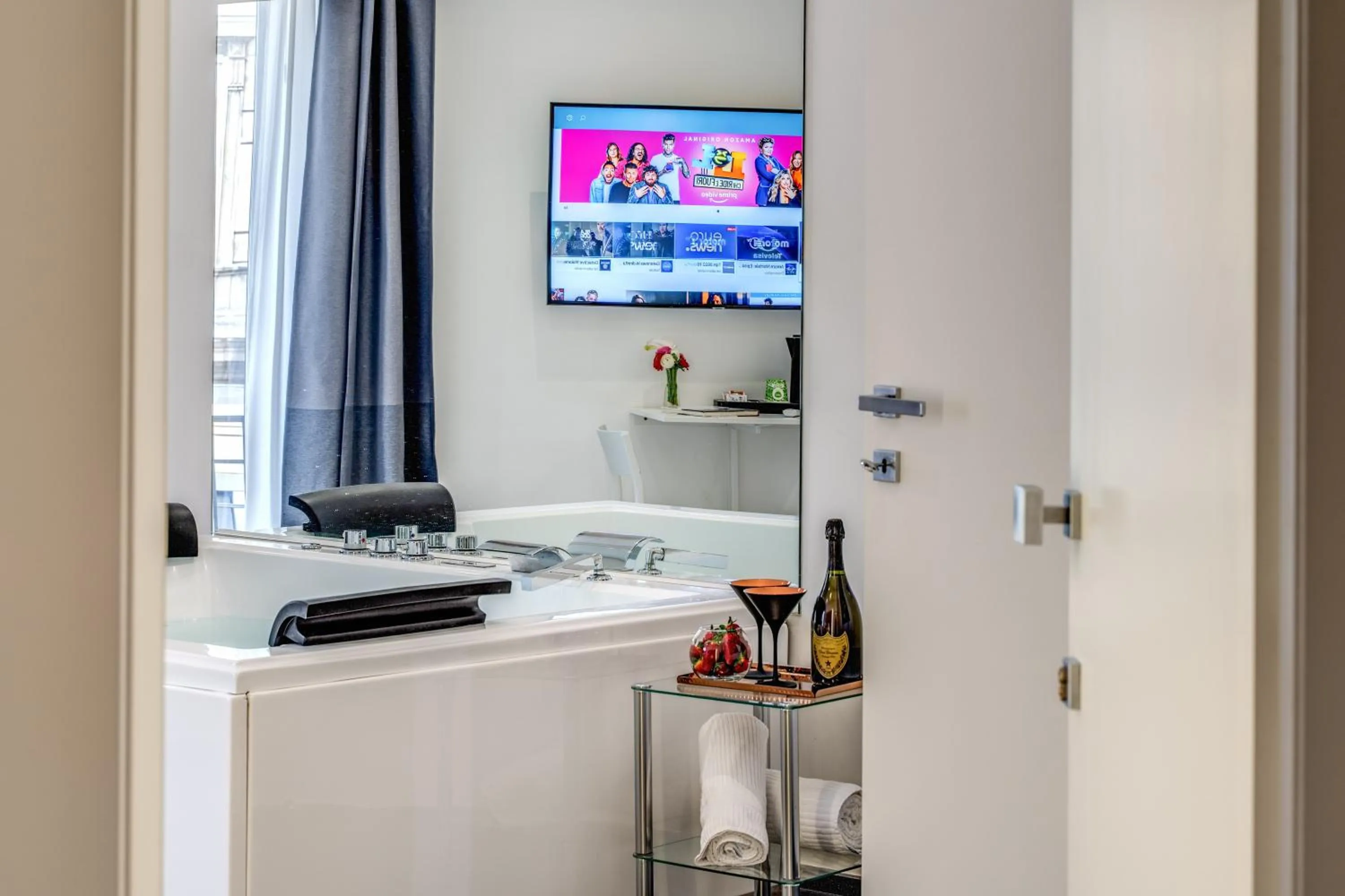 Hot Tub in Gallery Suite Naples