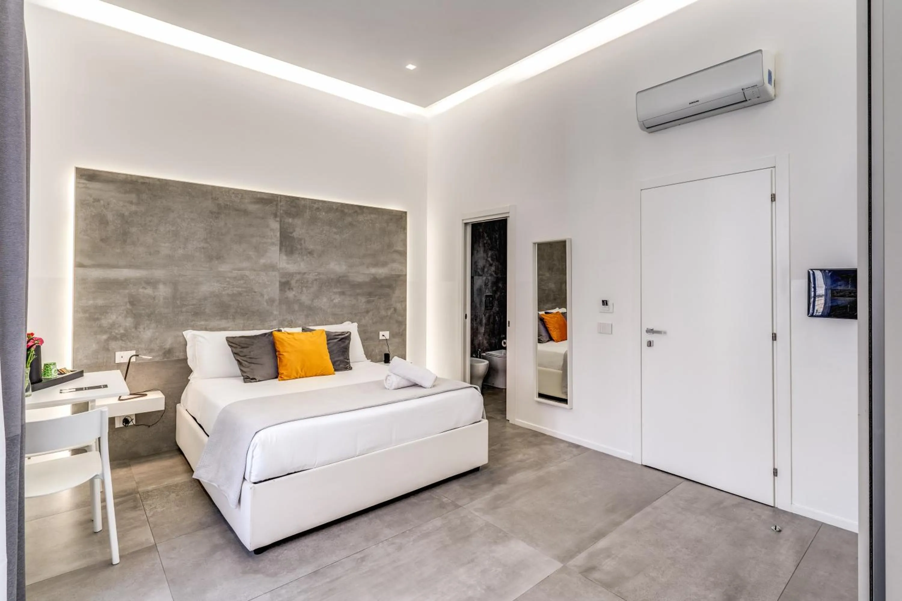 Bed in Gallery Suite Naples