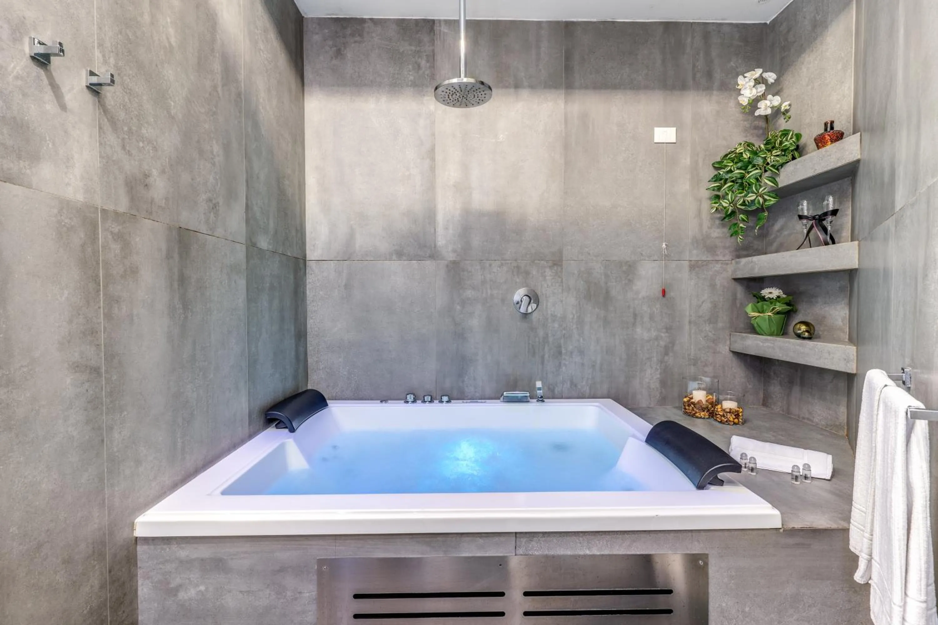 Hot Tub in Gallery Suite Naples