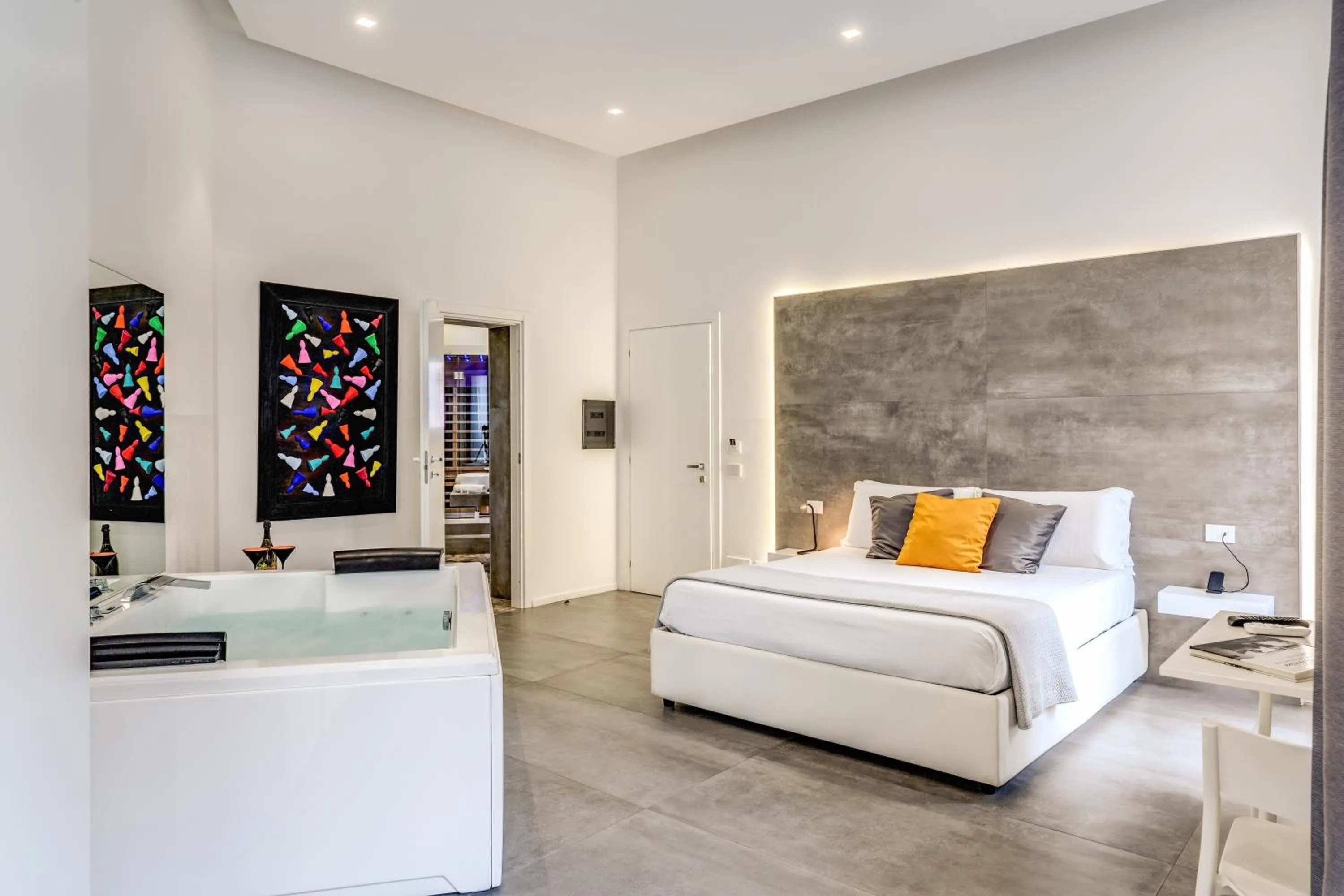 Hot Tub, Bed in Gallery Suite Naples