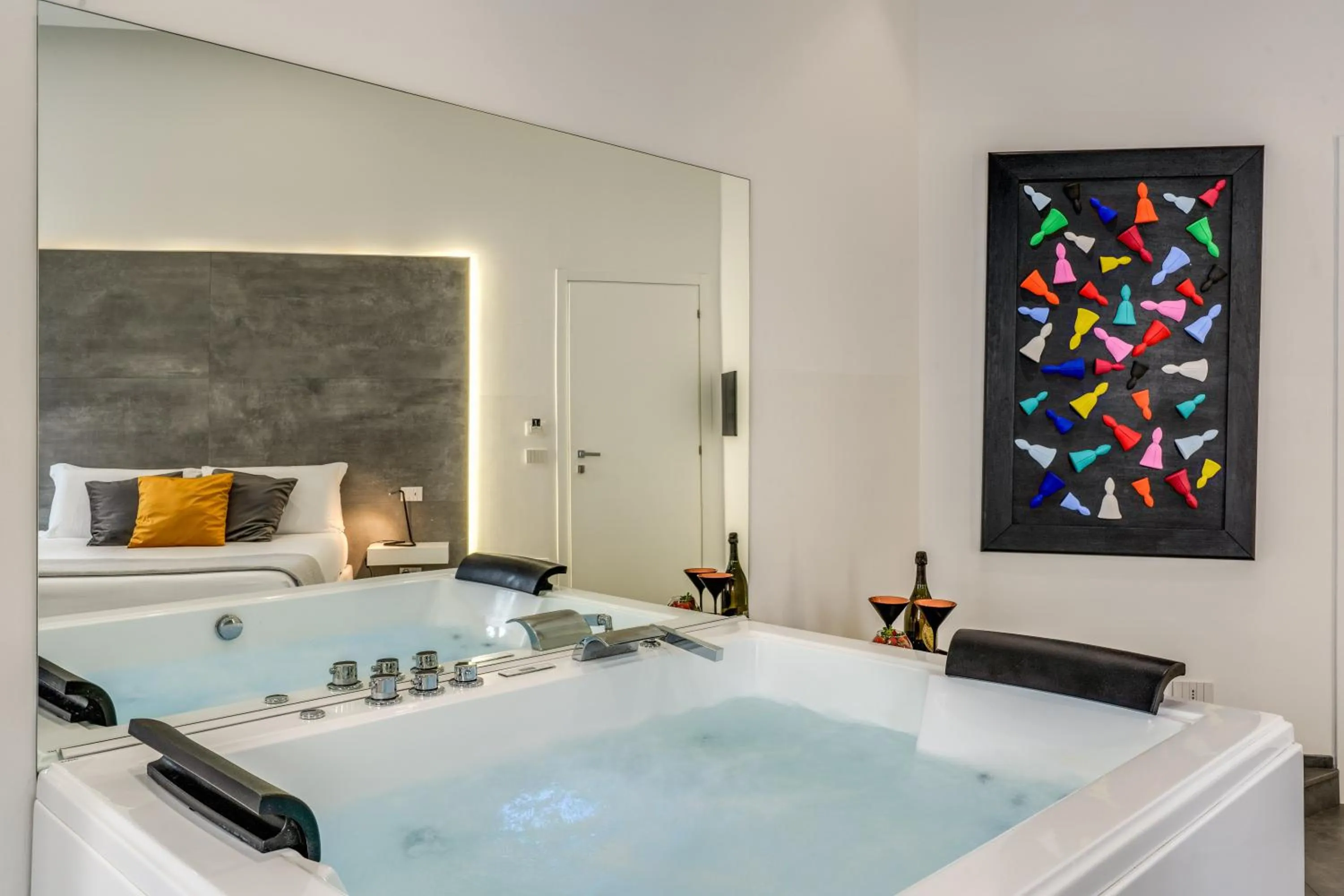 Hot Tub, Bed in Gallery Suite Naples