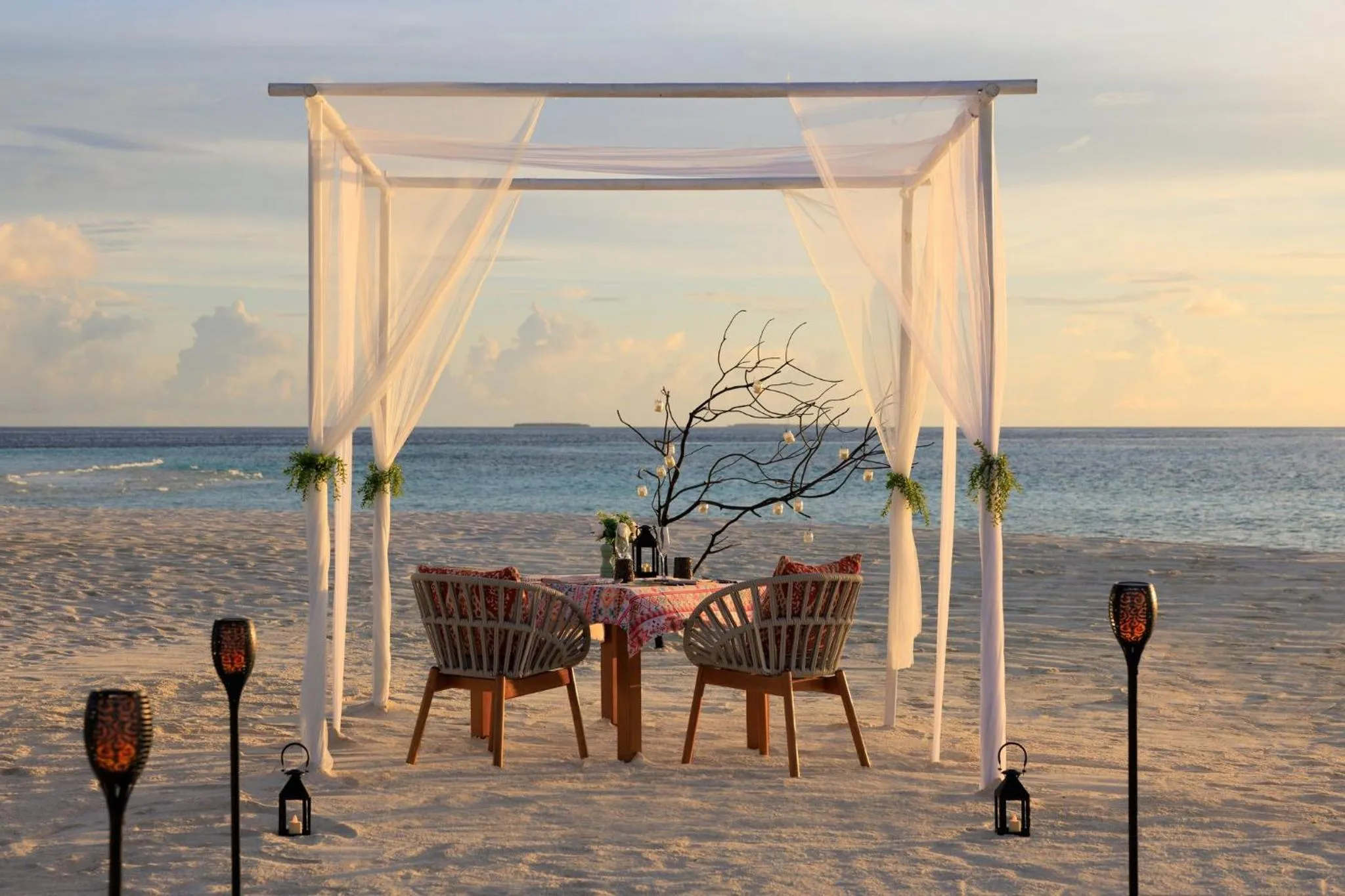 Restaurant/places to eat in Intercontinental Maldives Maamunagau Resort with Club benefits by IHG