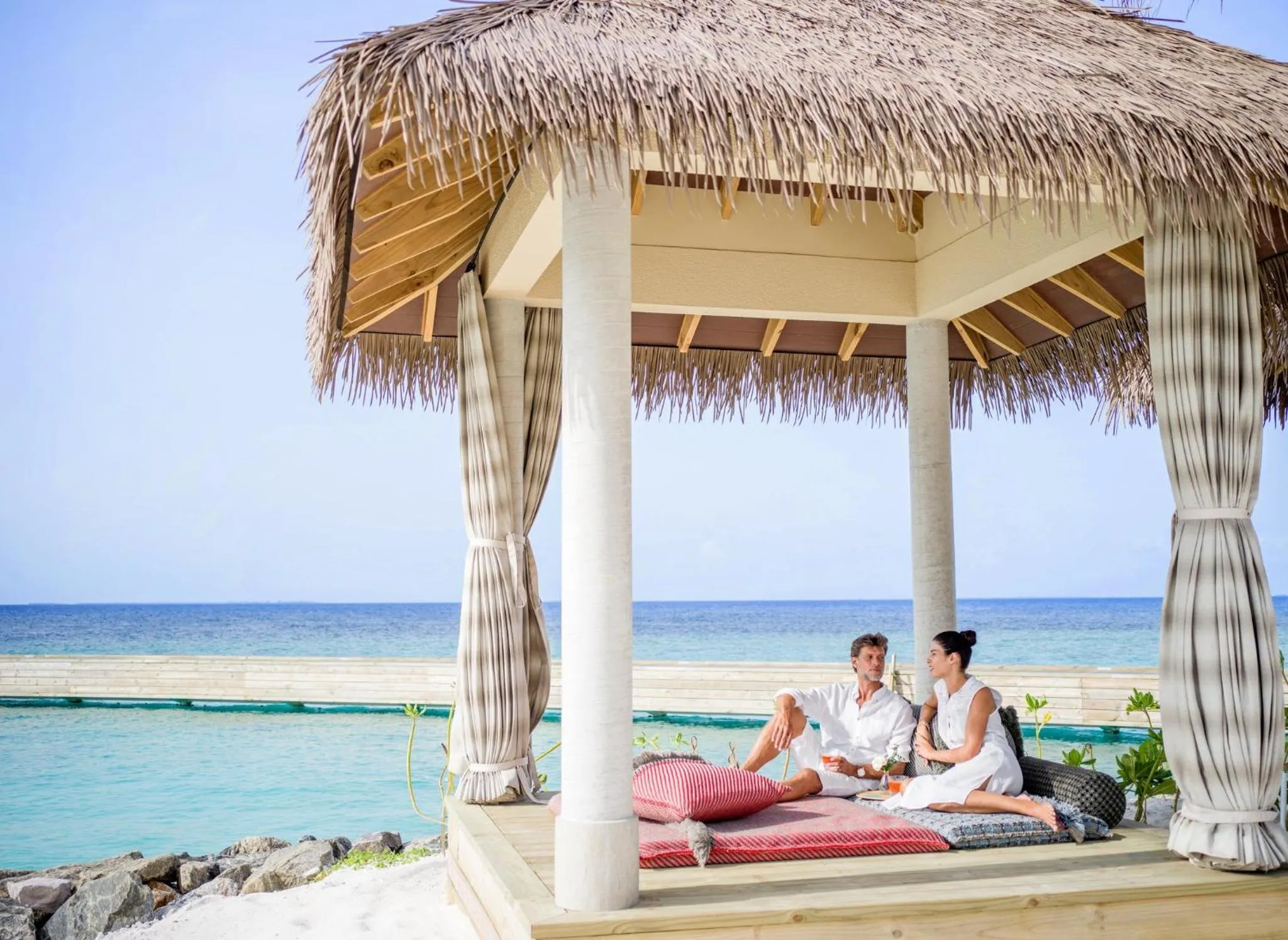 Lounge or bar in Intercontinental Maldives Maamunagau Resort with Club benefits by IHG