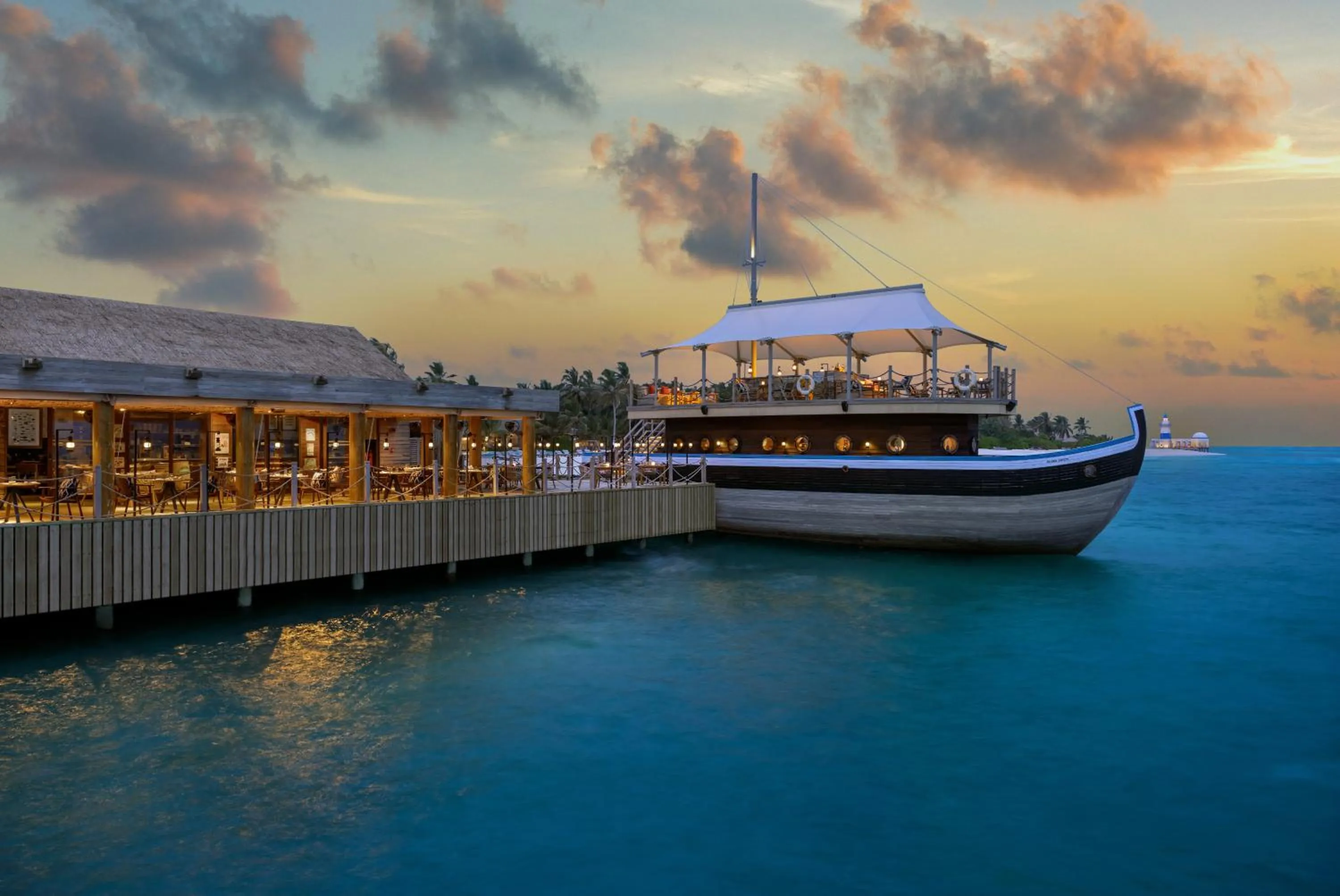 Restaurant/places to eat in Intercontinental Maldives Maamunagau Resort with Club benefits by IHG