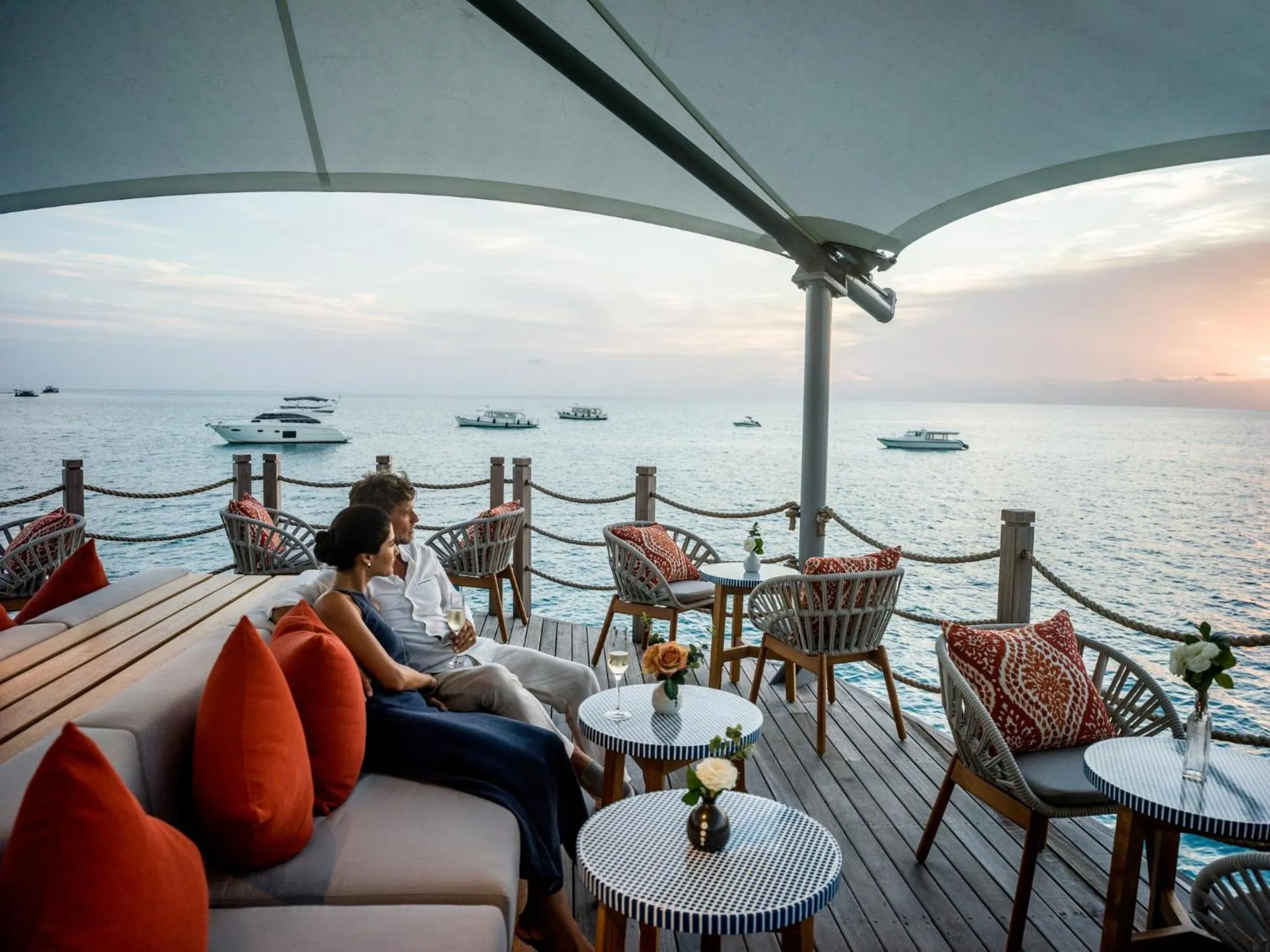 Lounge or bar in Intercontinental Maldives Maamunagau Resort with Club benefits by IHG