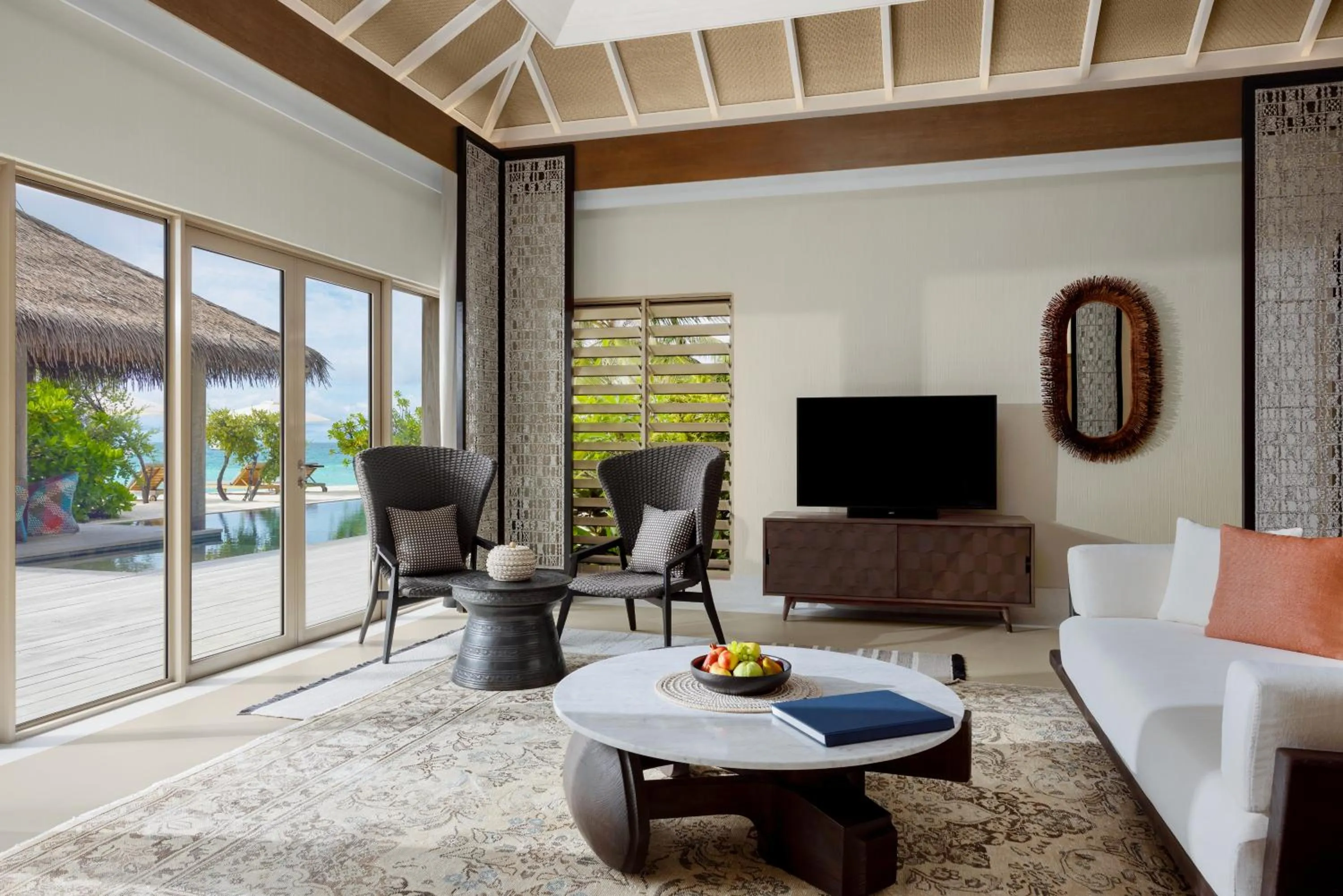 TV and multimedia in Intercontinental Maldives Maamunagau Resort with Club benefits by IHG