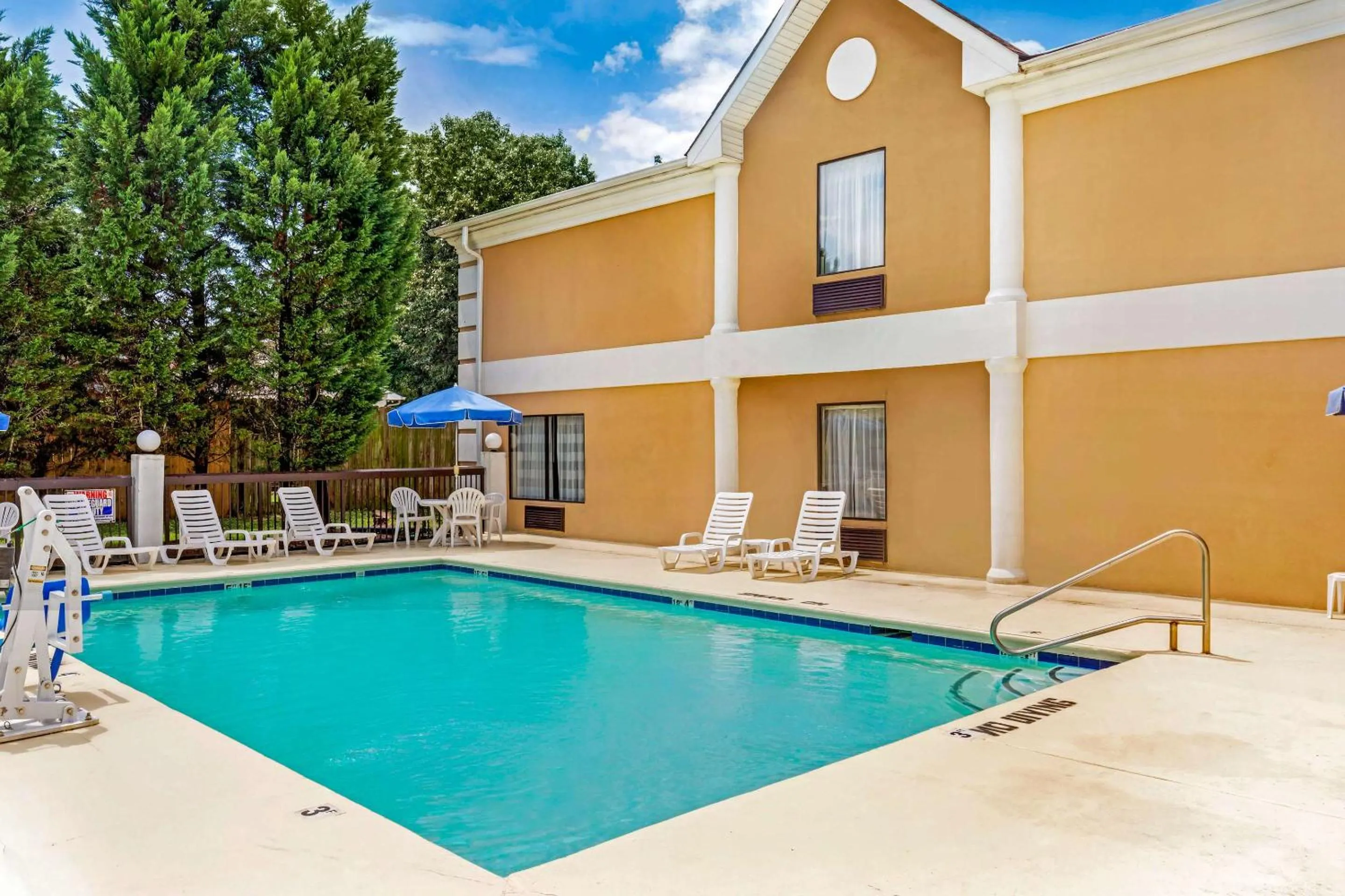 Swimming pool in Quality Inn High Point - Archdale