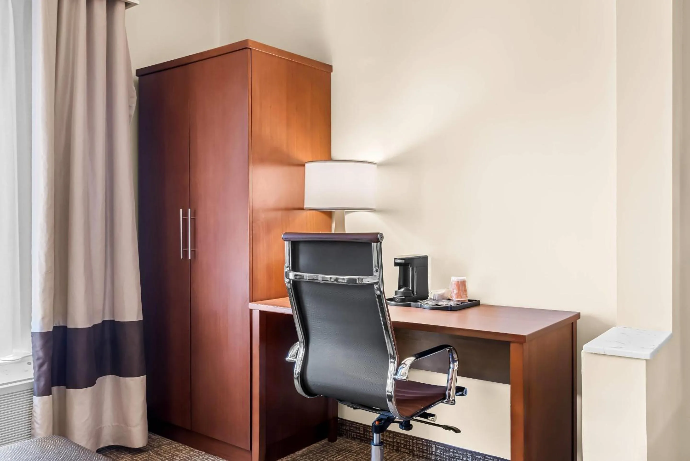 Seating area in Comfort Suites near Camp Lejeune