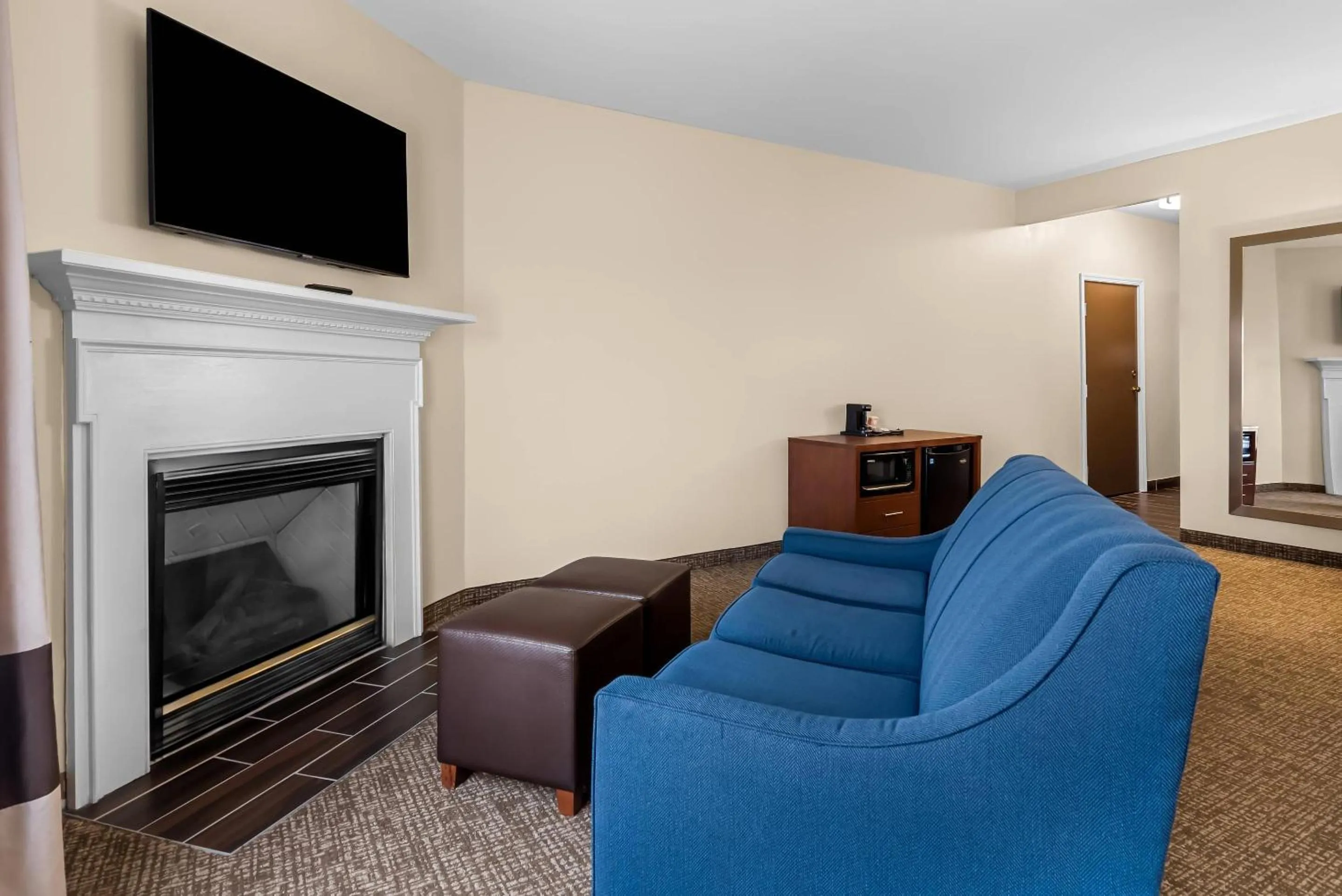 Seating area in Comfort Suites near Camp Lejeune