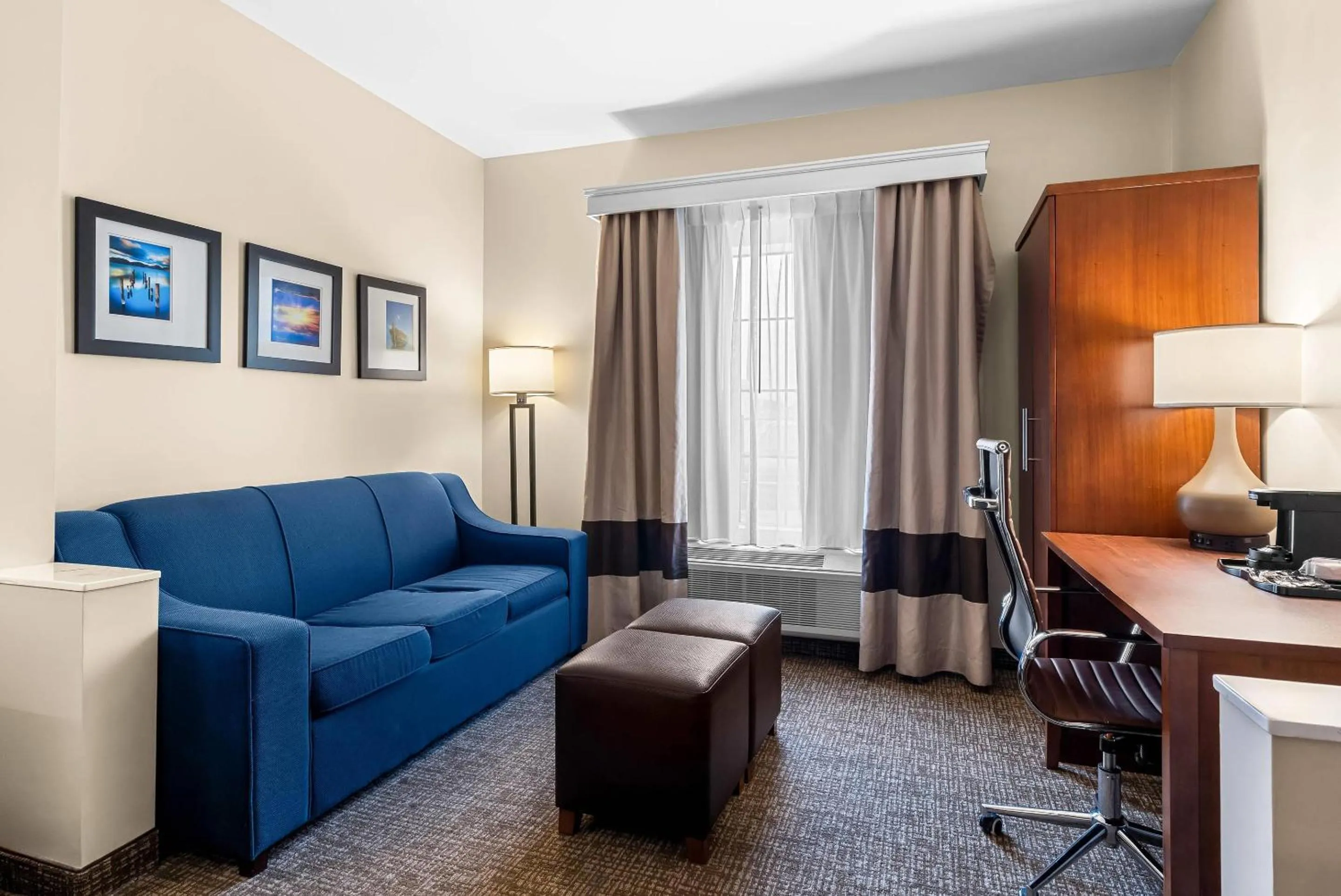 Seating area in Comfort Suites near Camp Lejeune