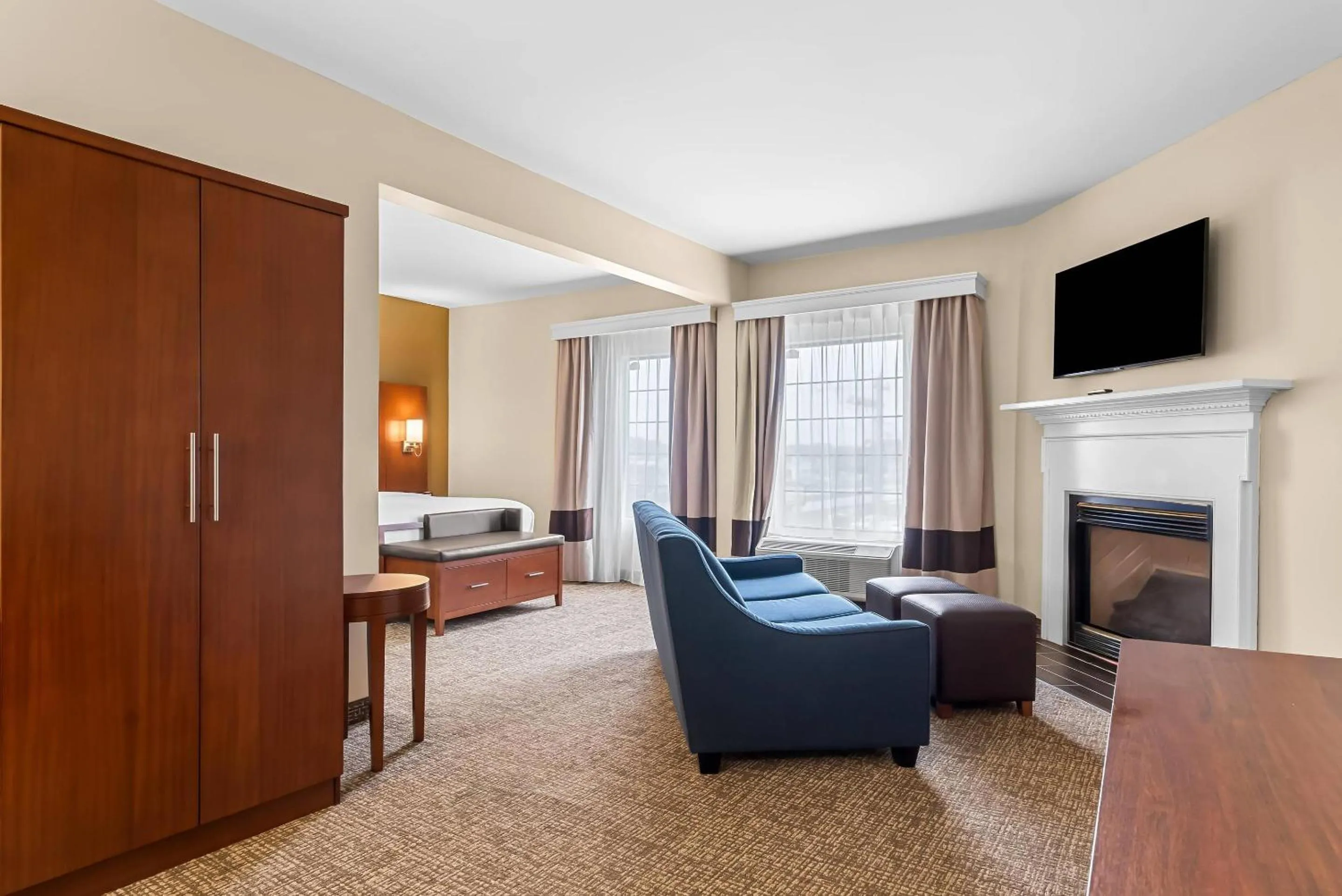 Seating area in Comfort Suites near Camp Lejeune