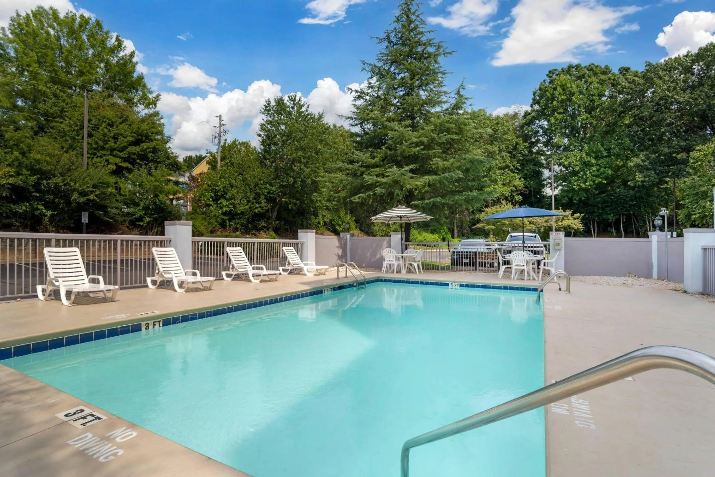 Swimming pool in Comfort Suites Gastonia - Charlotte