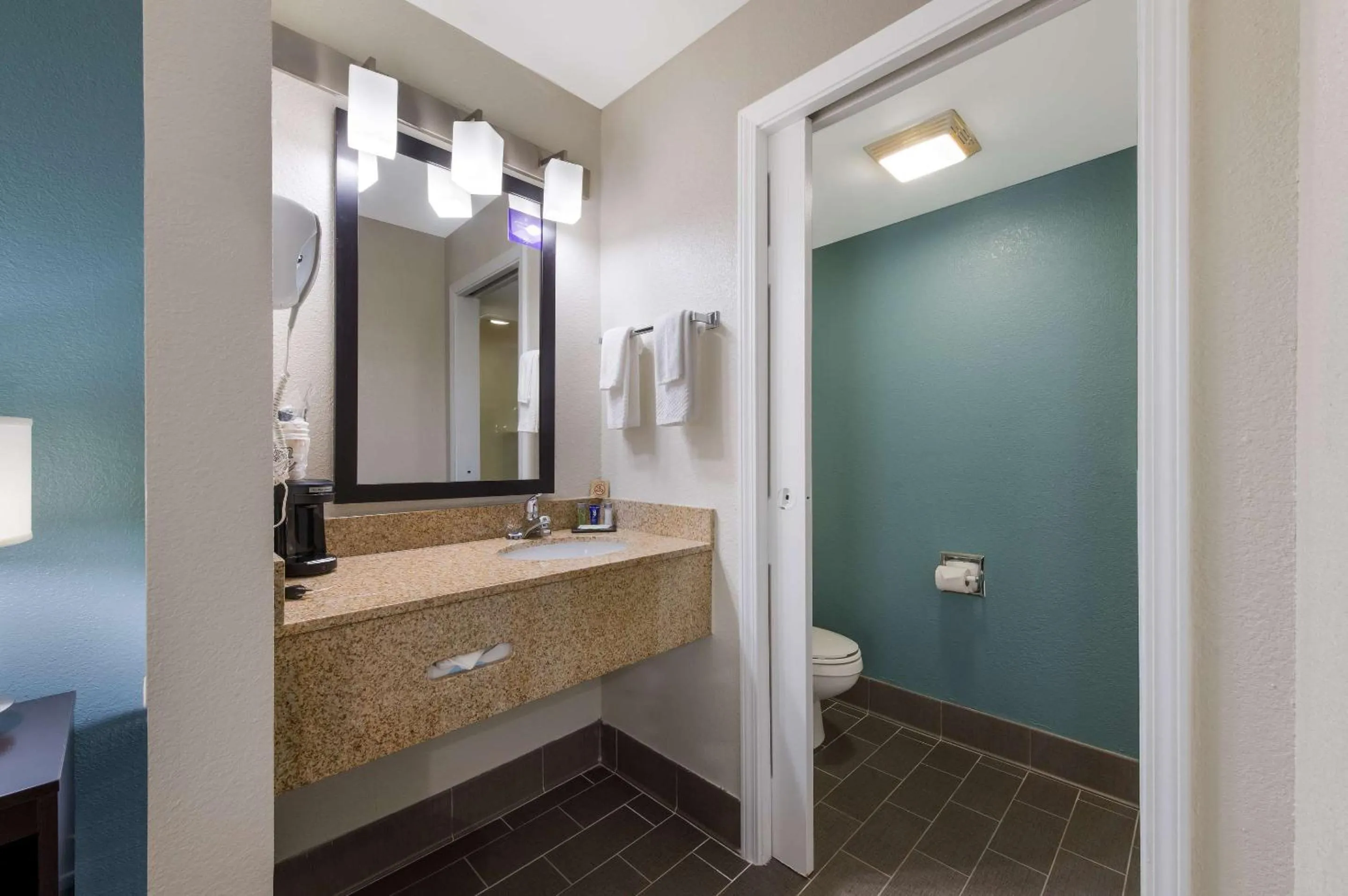 Bedroom in Sleep Inn Northlake