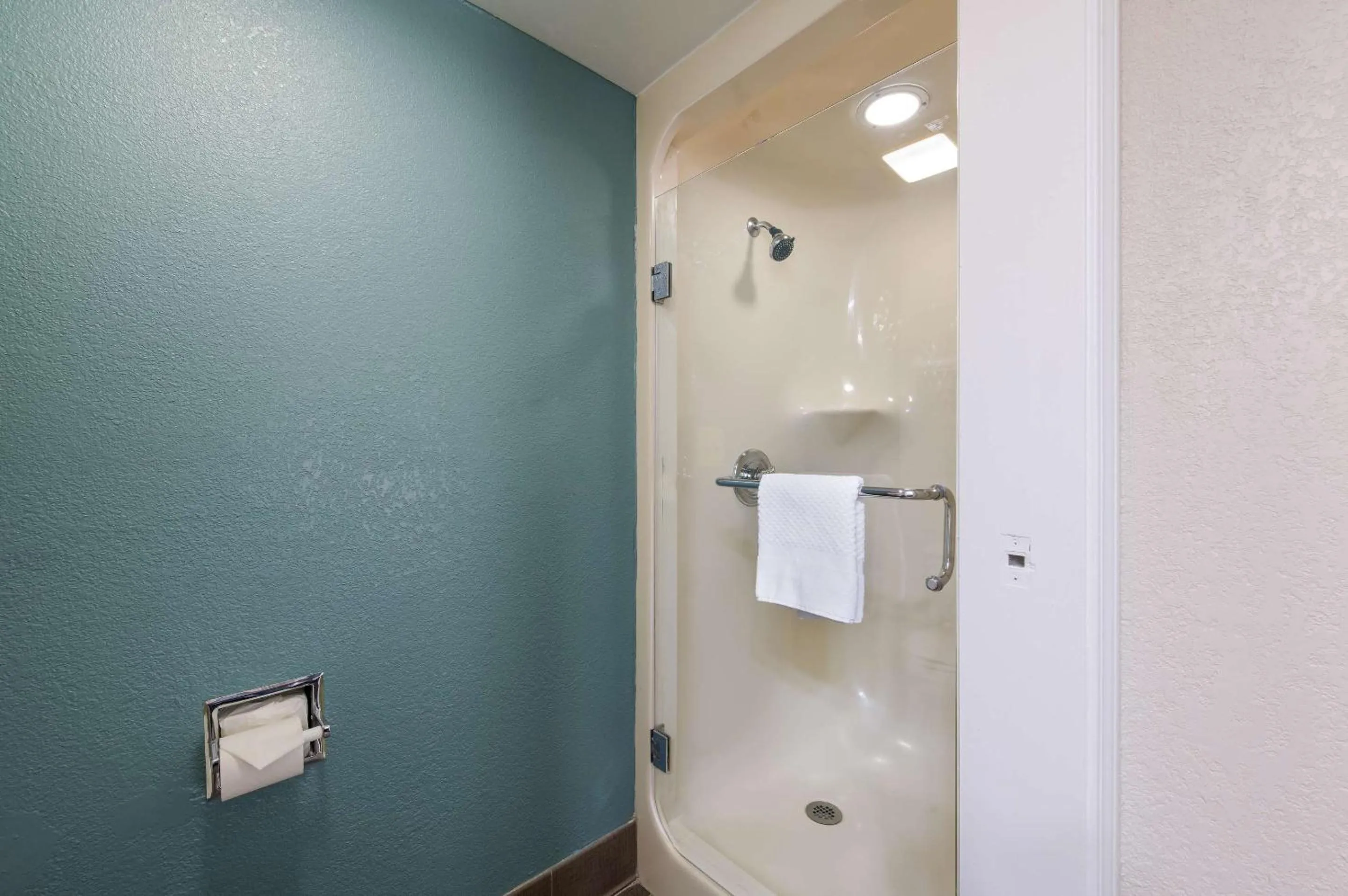 Bedroom in Sleep Inn Northlake